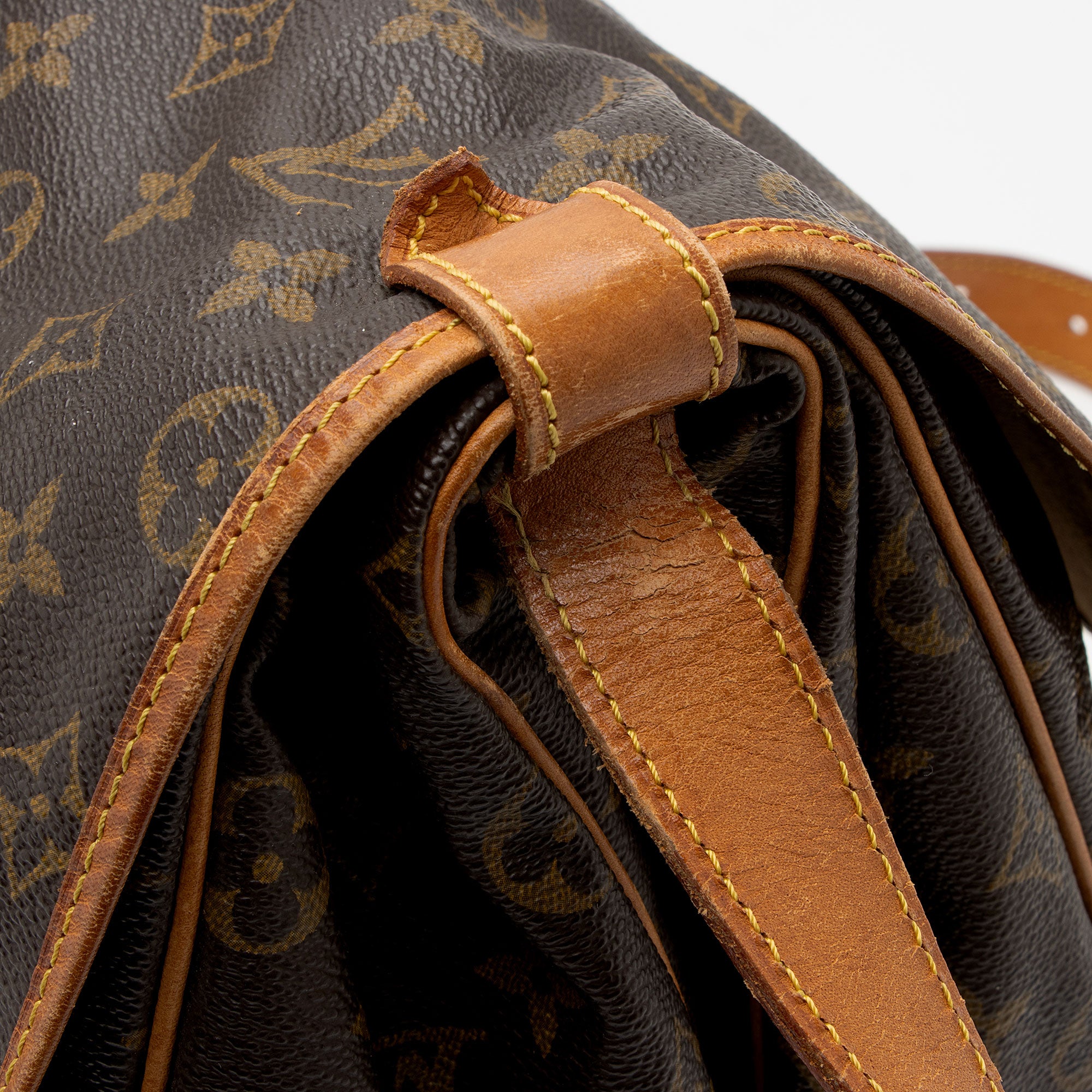 Louis Vuitton Vintage Monogram Canvas Saumur 35 Messenger Bag (SHF-Tk3PjK)
