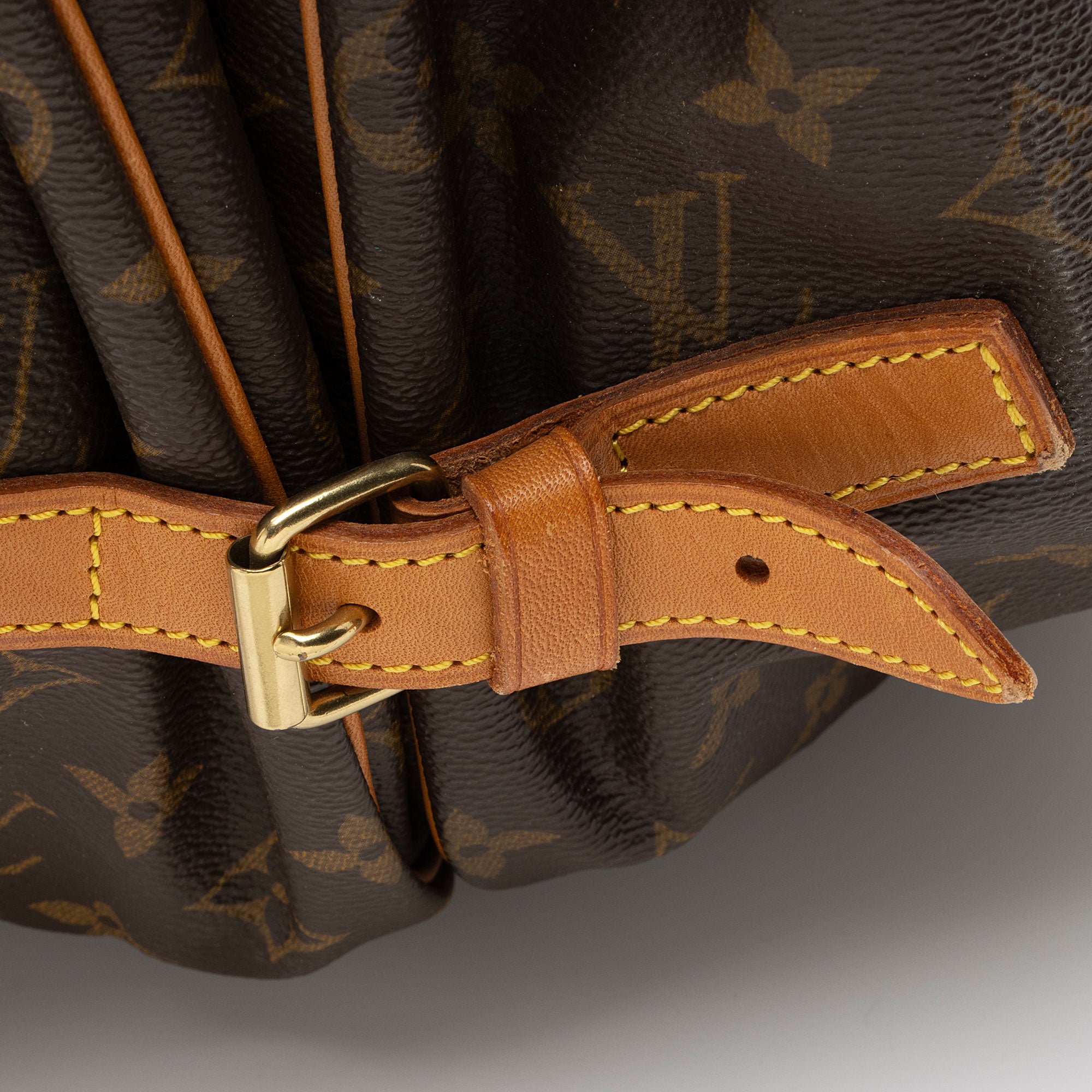 Louis Vuitton Vintage Monogram Canvas Saumur 35 Messenger Bag (SHF-Zvqdiw)