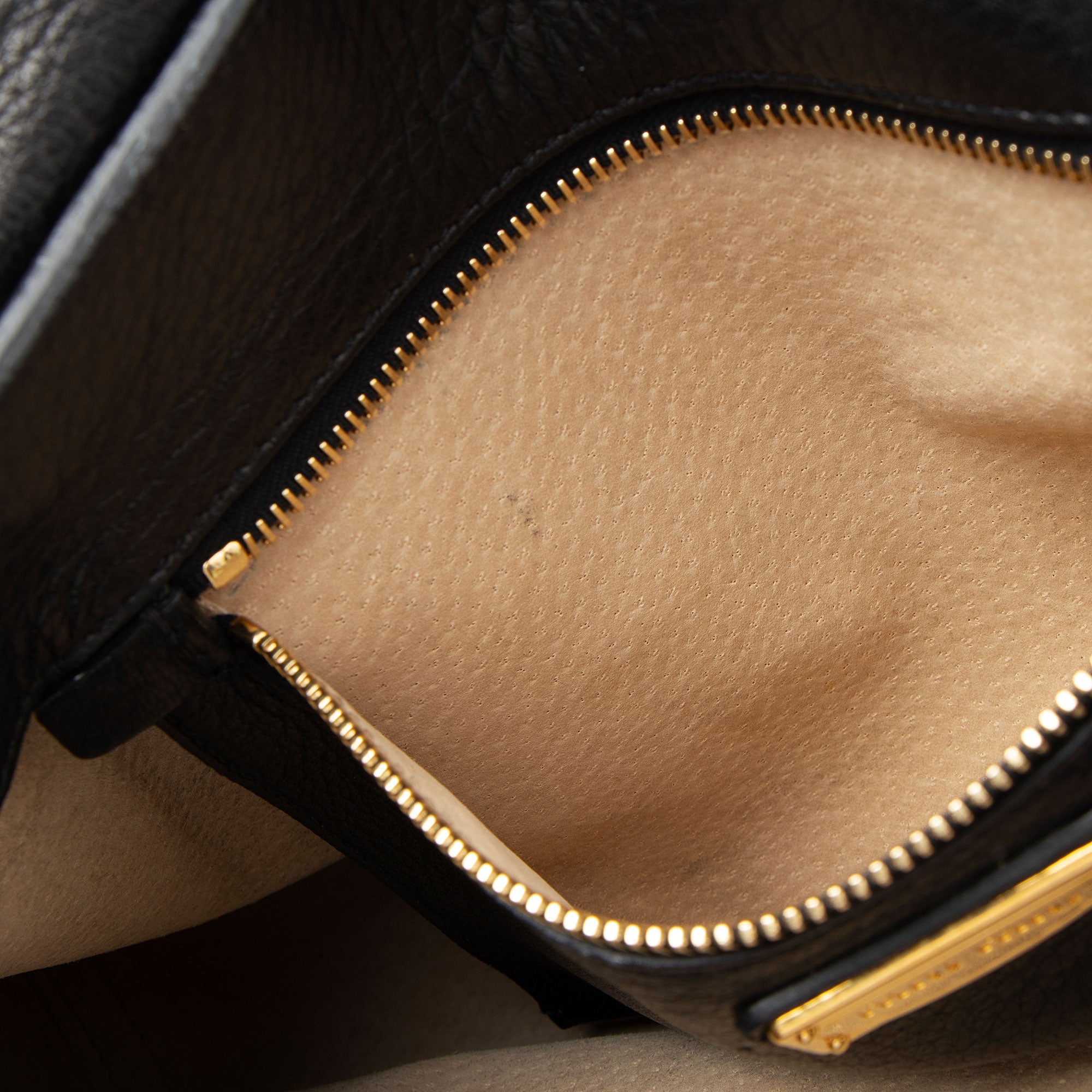 Miu Miu Cervo Turn Lock Flap Top Handle (SHF-l9fCUH)