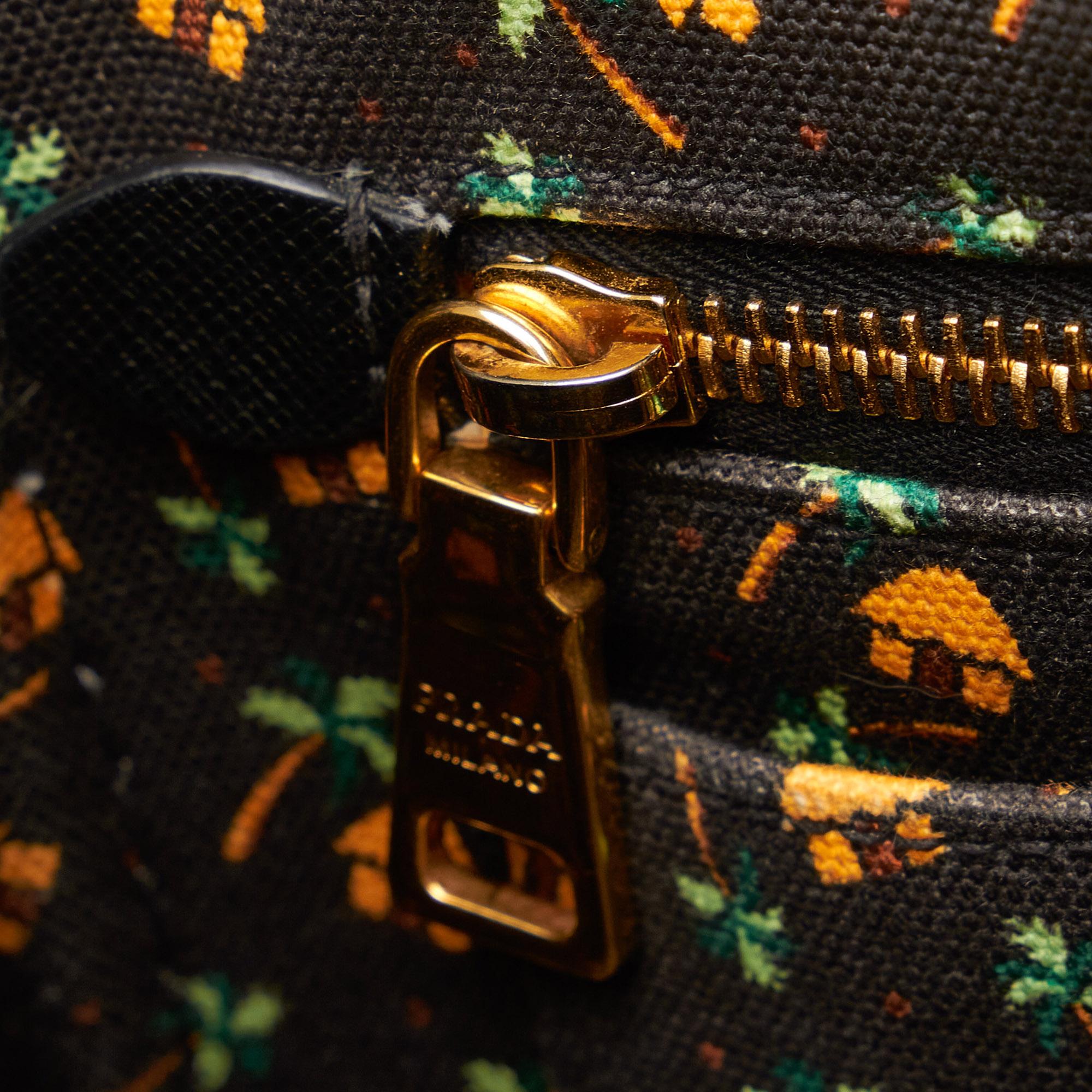 Prada Canapa Logo Handbag (SHG-41D8kX)