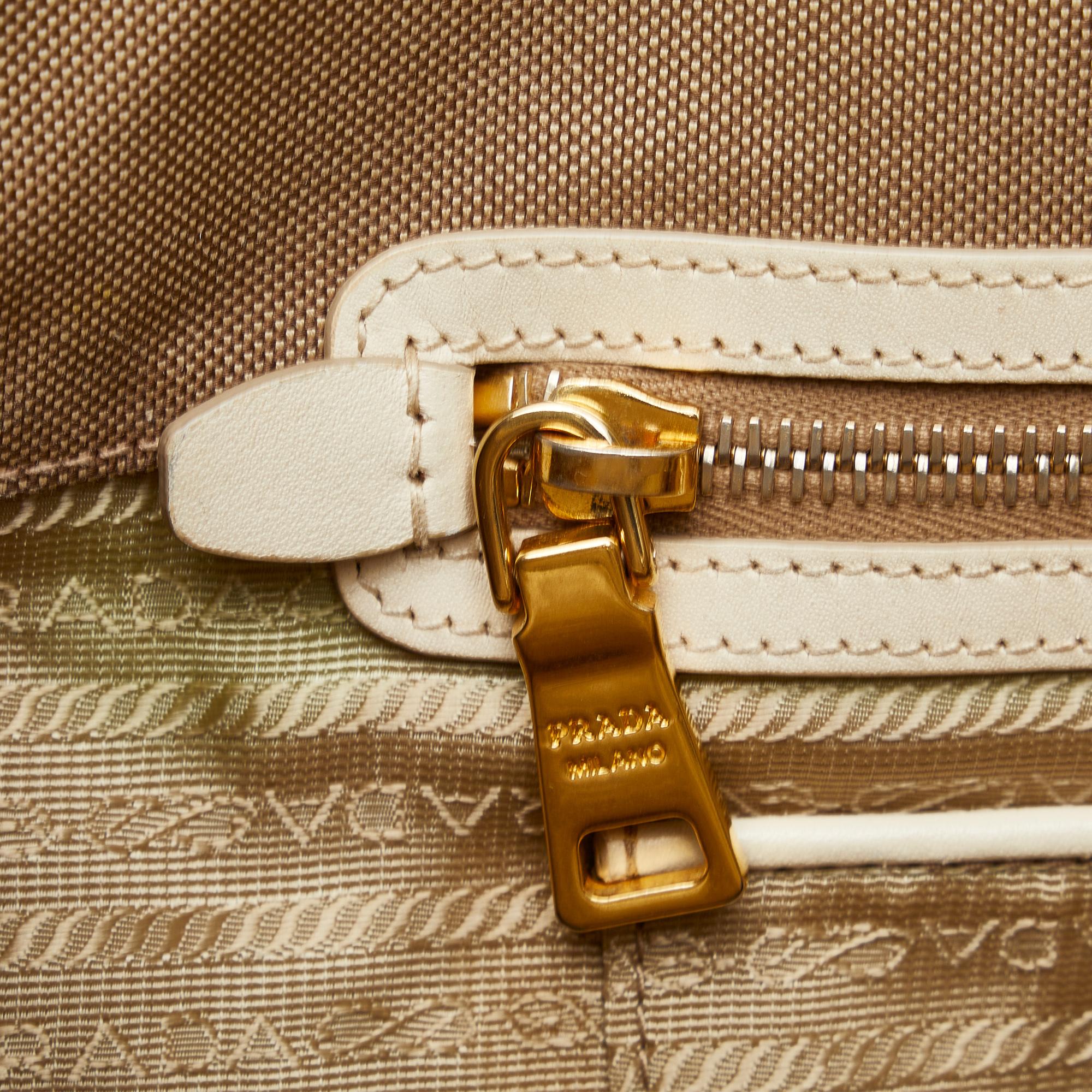 Prada Canapa Logo Satchel (SHG-x9apjX)
