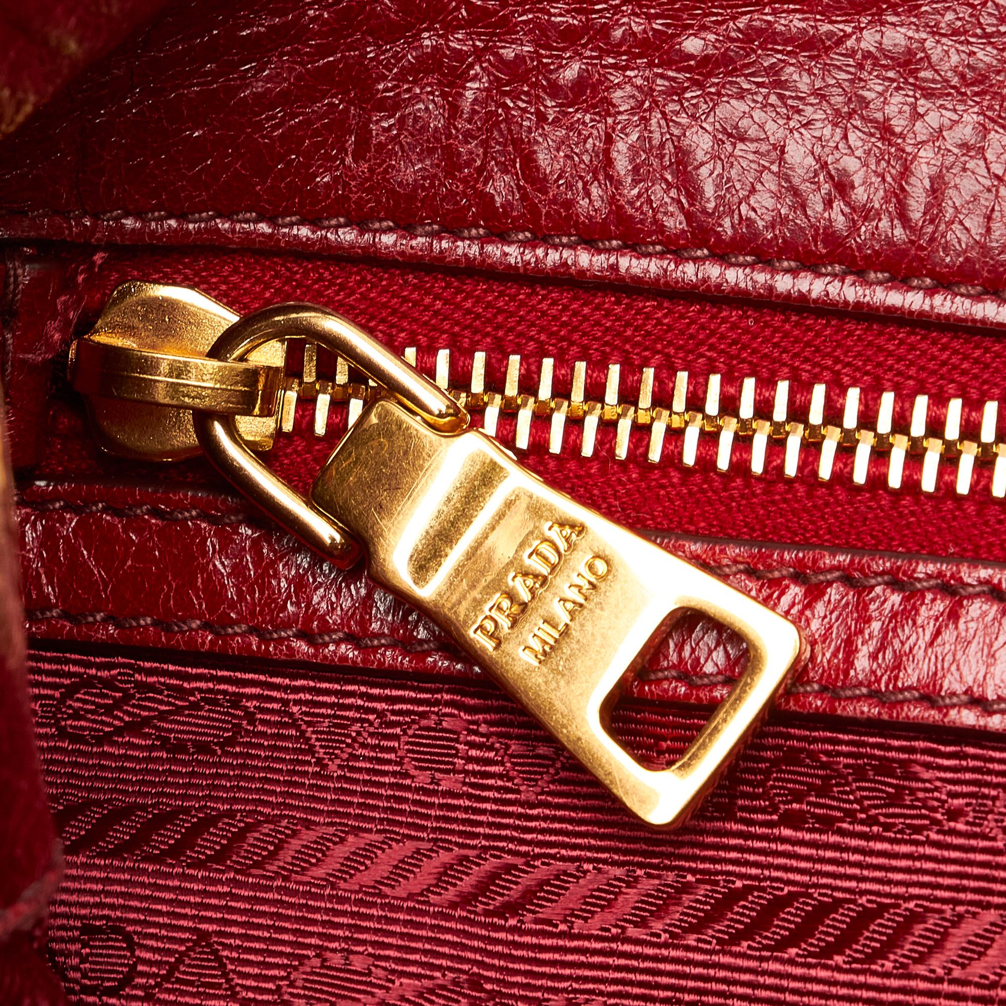 Prada Leather Tote (SHG-hygIUP)