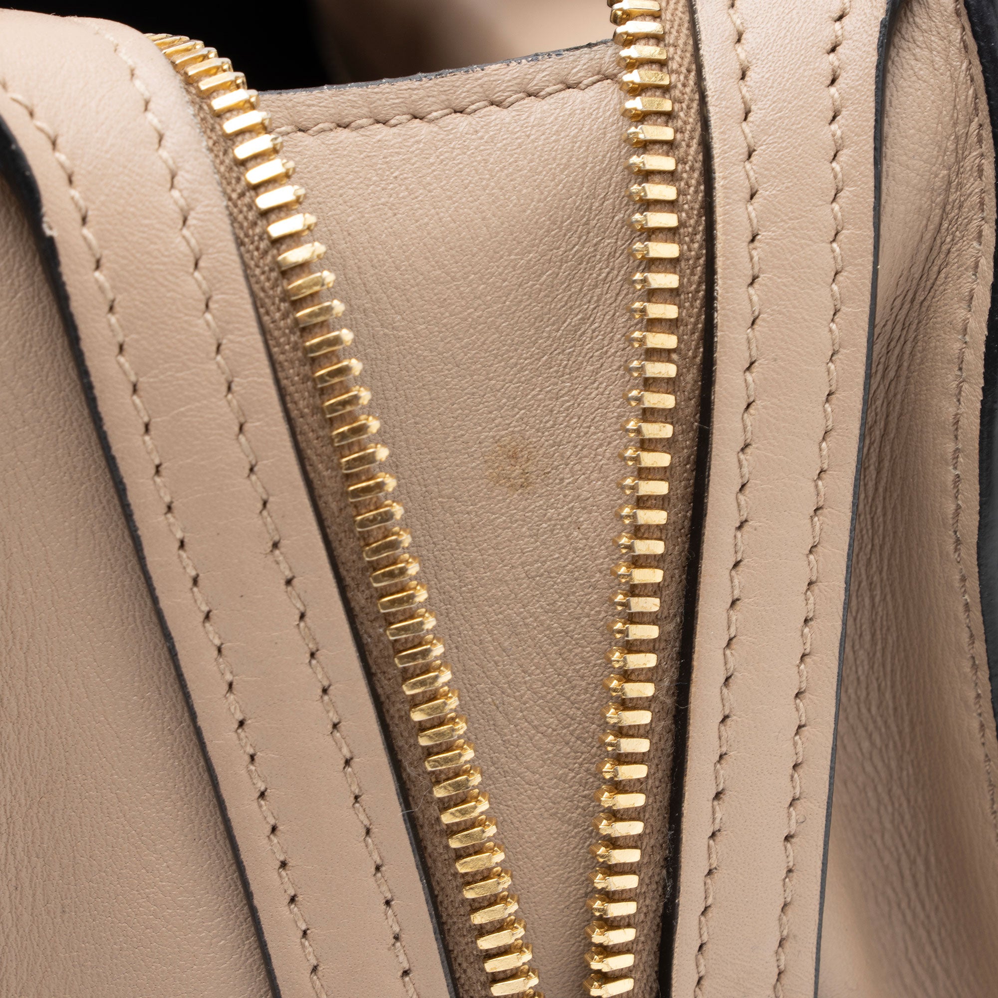 Prada Saffiano City Calf Esplanade Medium Tote (SHF-1eJe1G)