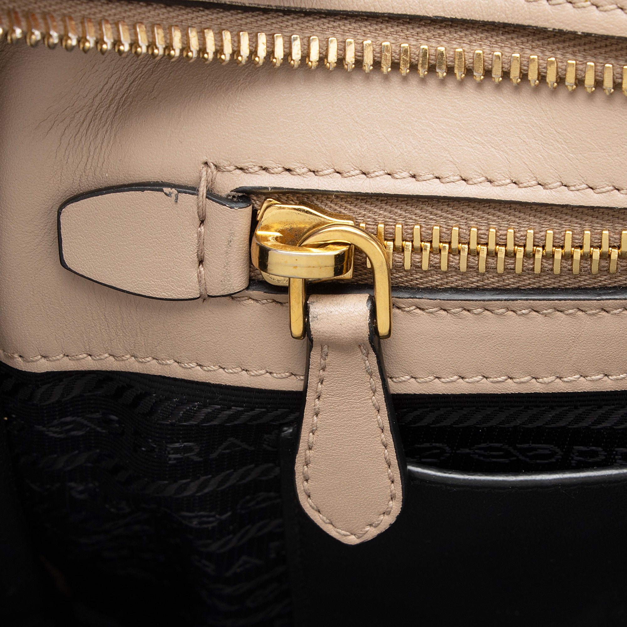 Prada Saffiano City Calf Esplanade Medium Tote (SHF-1eJe1G)