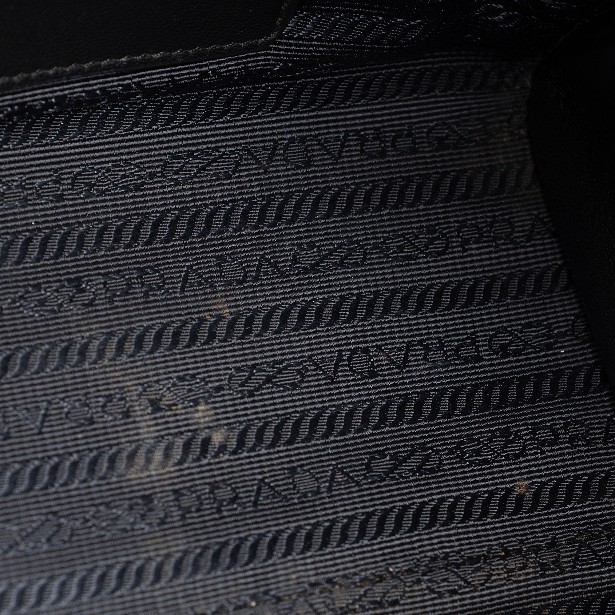 Prada Saffiano City Calf Esplanade Medium Tote (SHF-1eJe1G)