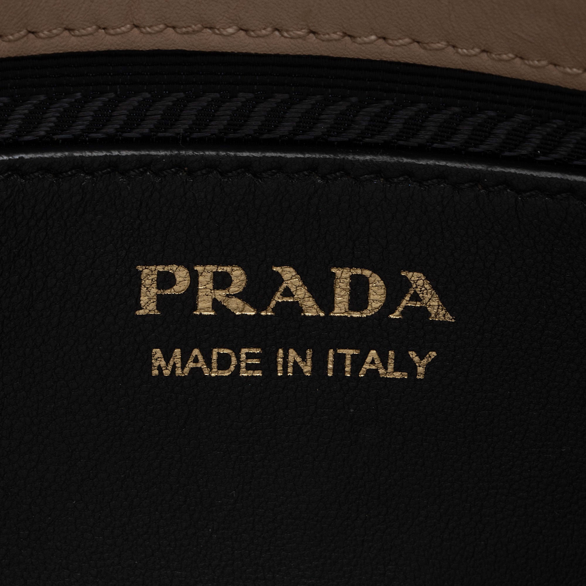 Prada Saffiano City Calf Esplanade Medium Tote (SHF-1eJe1G)