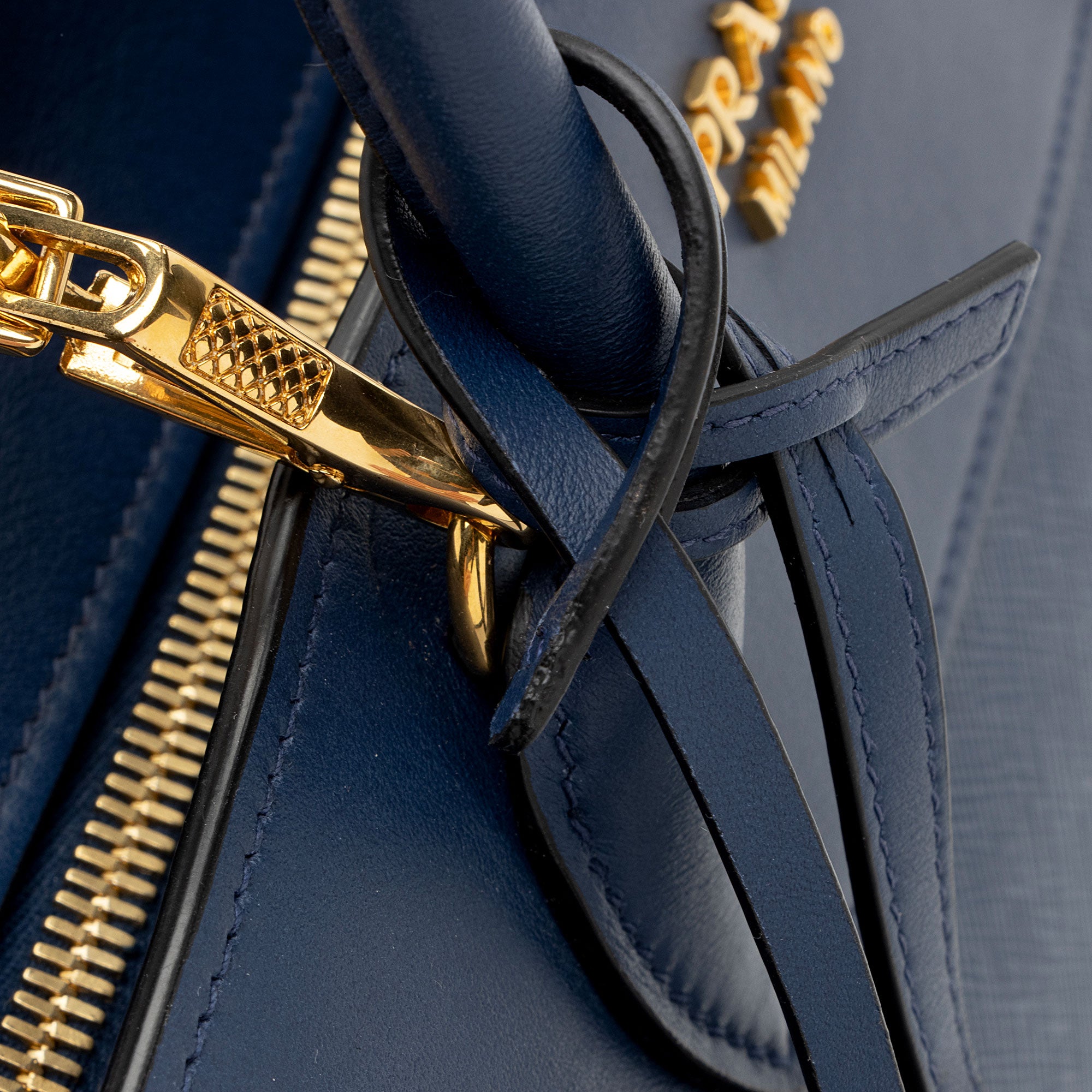 Prada Saffiano City Calf Esplanade Medium Tote (SHF-gGZXTx)