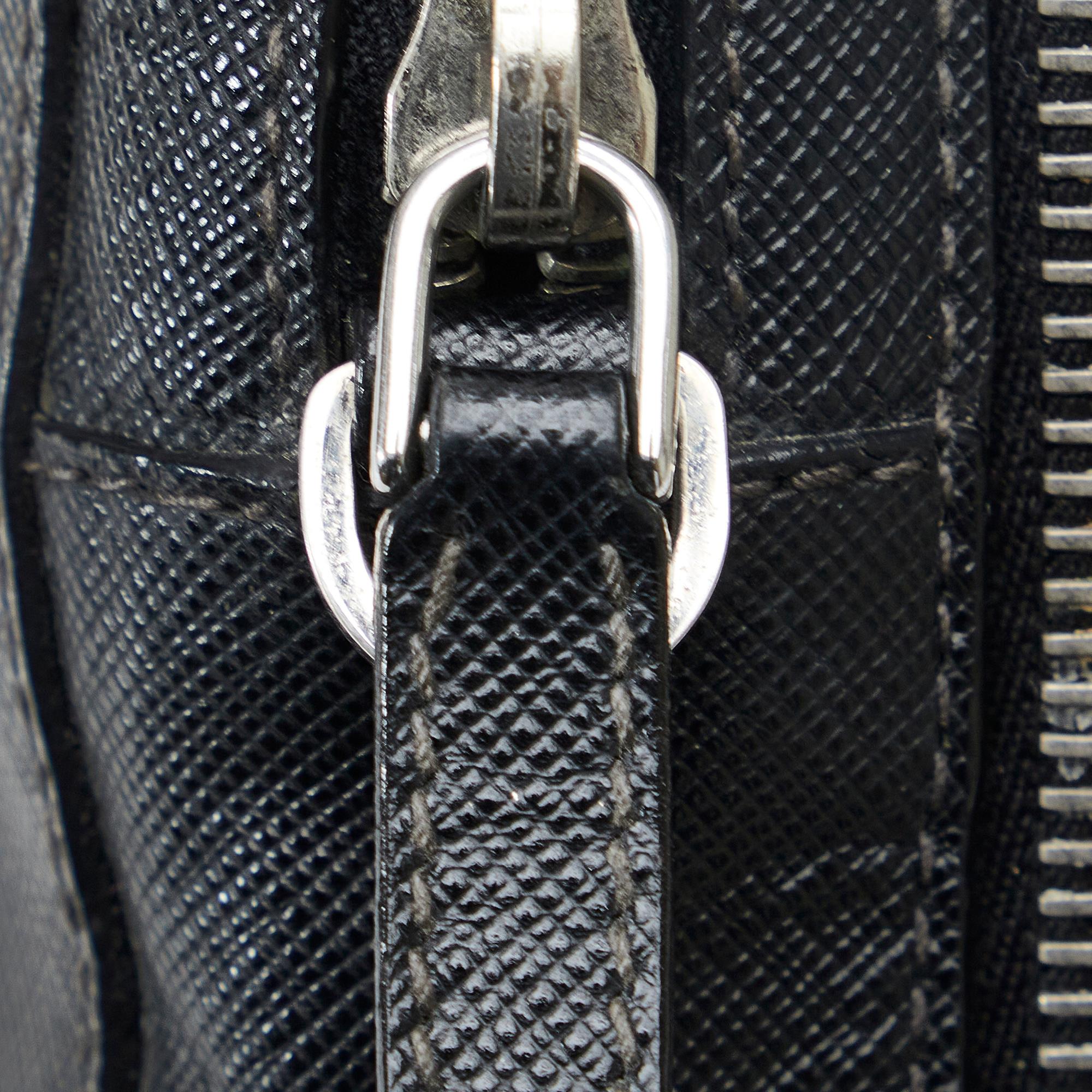 Prada Saffiano Clutch (SHG-bUHRWq)