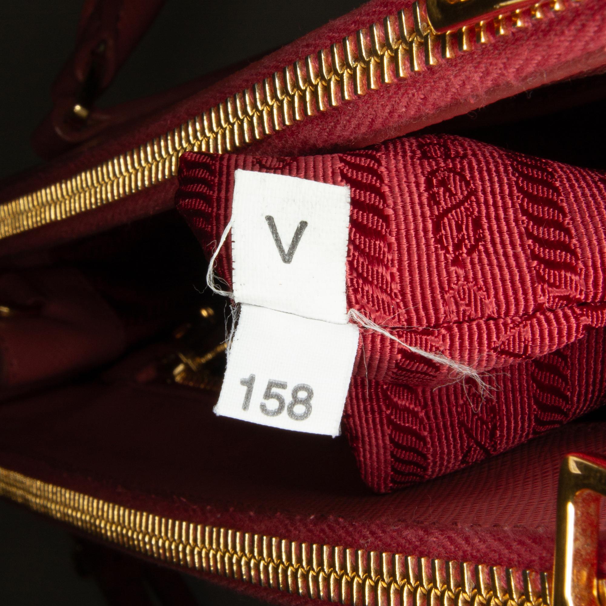 Prada Saffiano Lux Galleria Double Zip (SHG-CdFeEN)