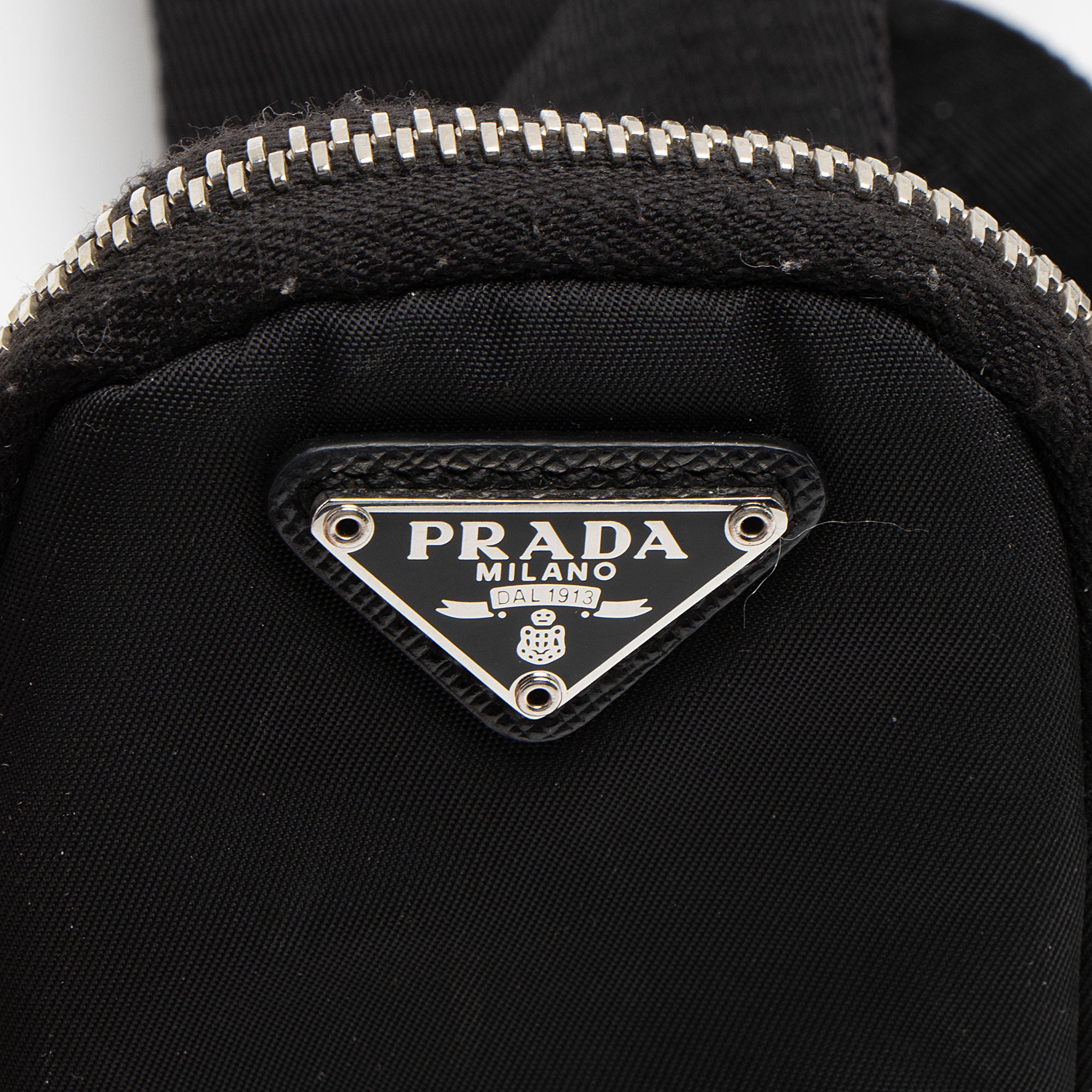 Prada Tessuto Re-Edition 2005 Crossbody (SHF-nYxAT5)