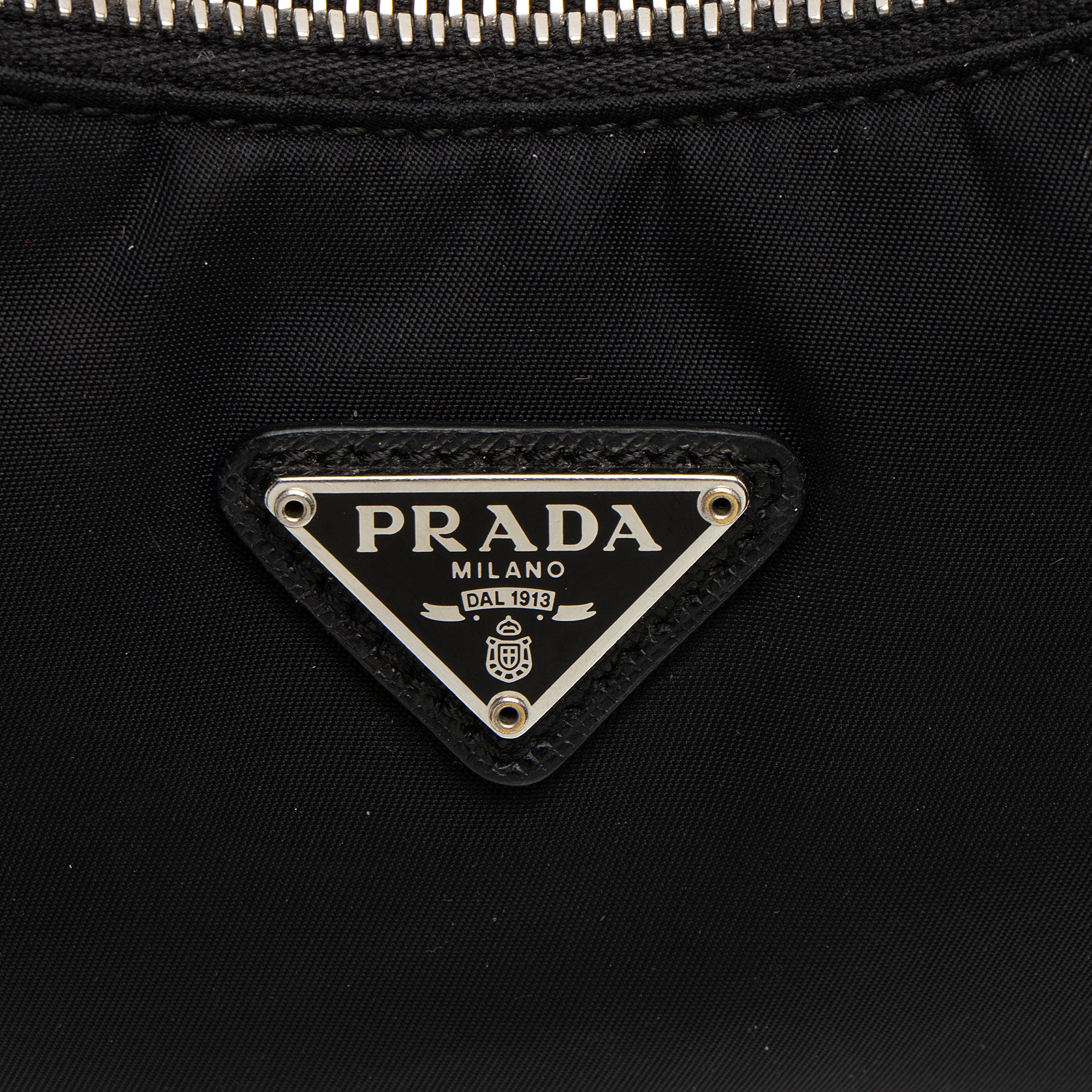Prada Tessuto Re-Edition 2005 Crossbody (SHF-nYxAT5)