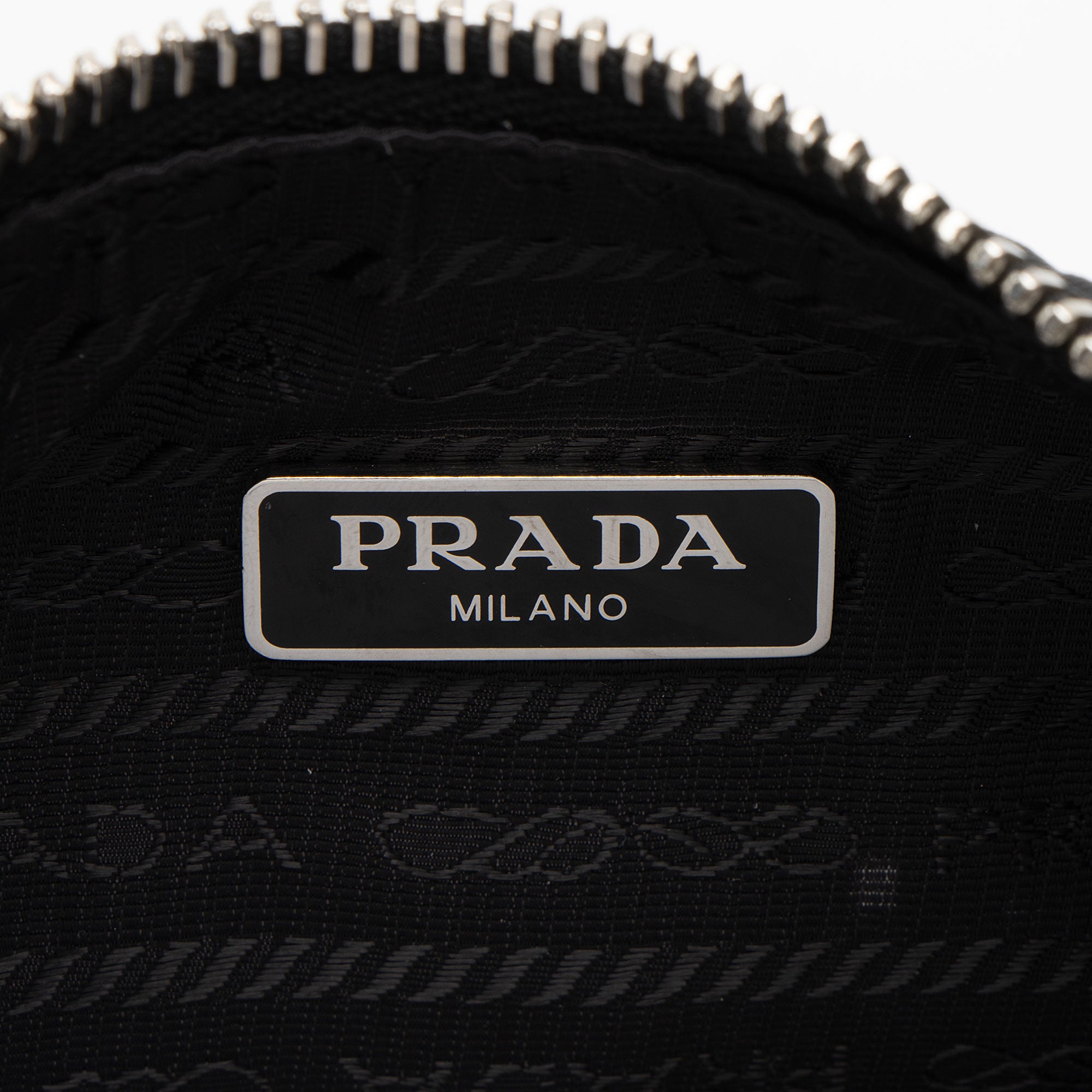 Prada Tessuto Re-Edition 2005 Crossbody (SHF-nYxAT5)