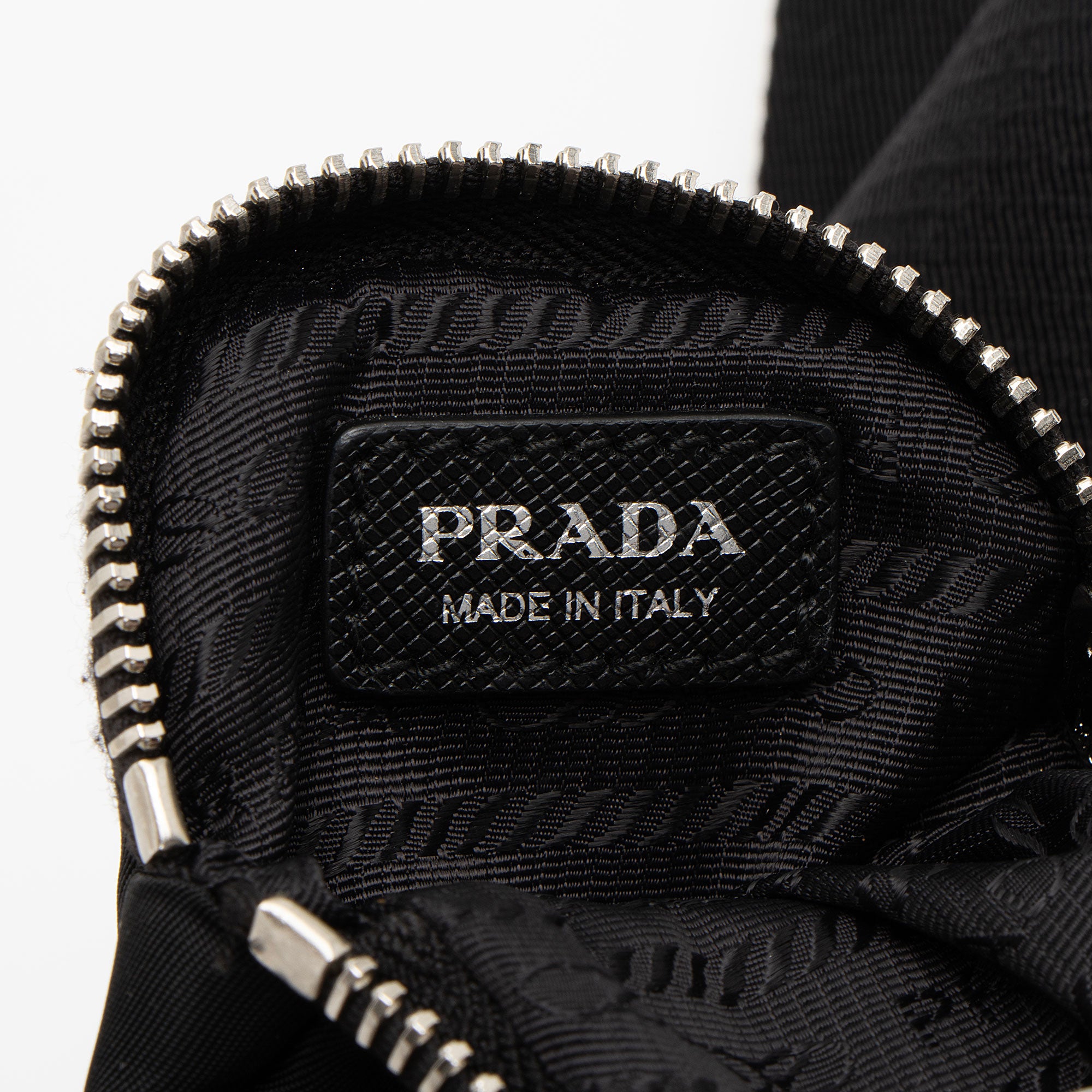 Prada Tessuto Re-Edition 2005 Crossbody (SHF-nYxAT5)