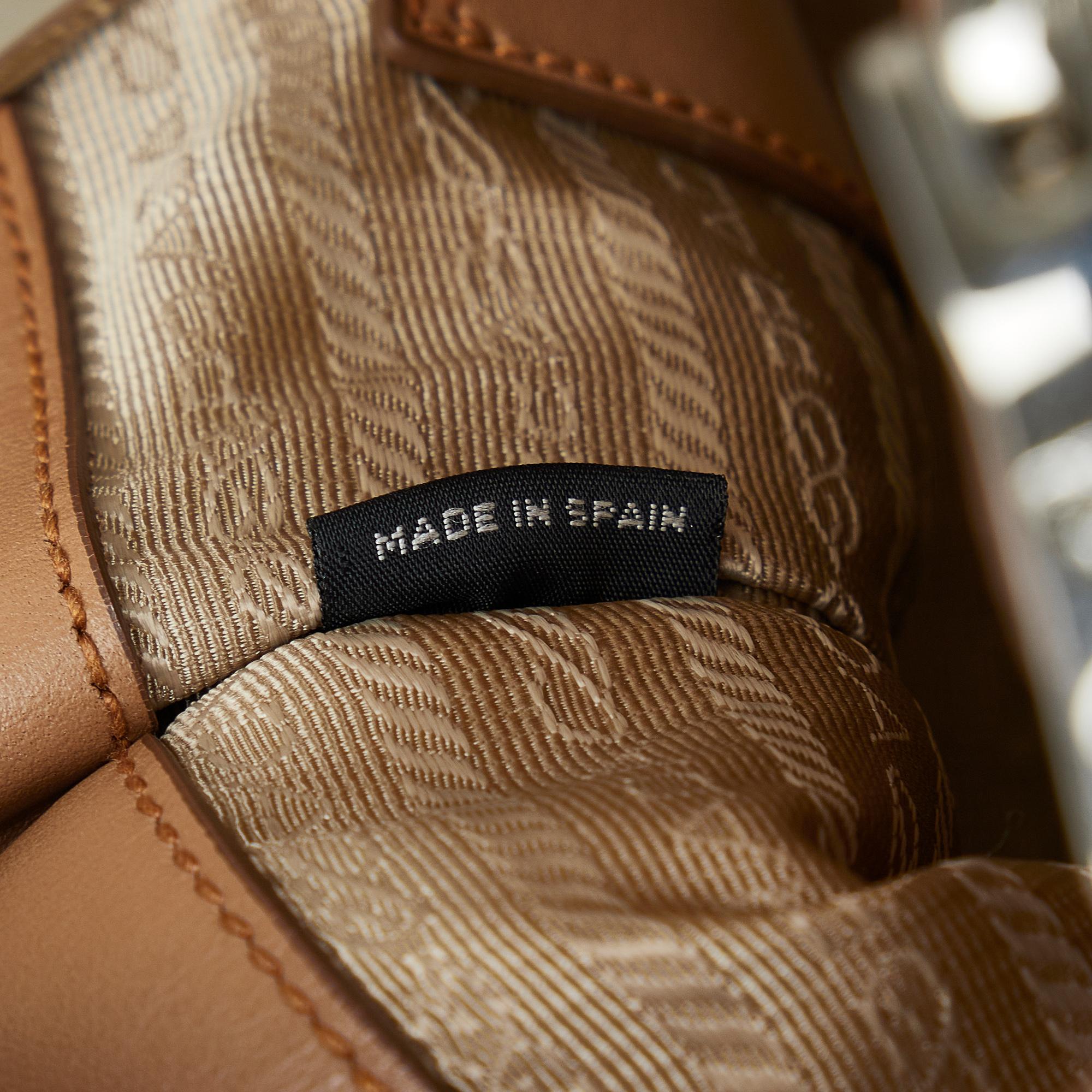 Prada Twin Pocket Leather Handbag (SHG-qE770v)