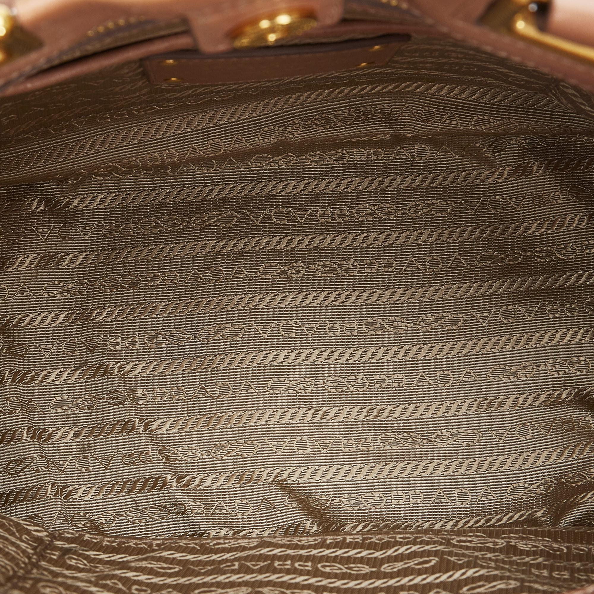 Prada Vitello Daino Handbag (SHG-i80c4f)