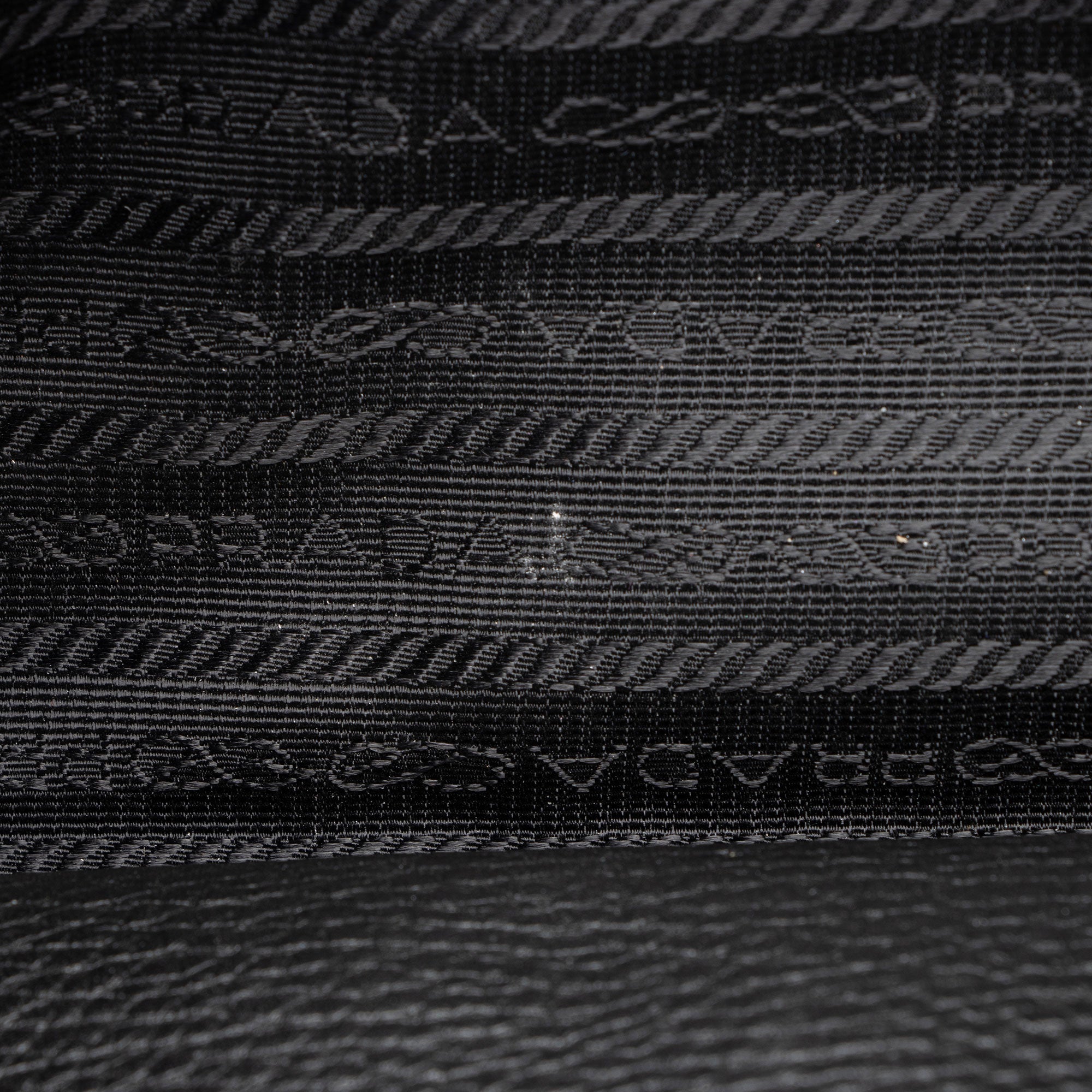 Prada Vitello Daino Boston Bag (SHF-h75hET)