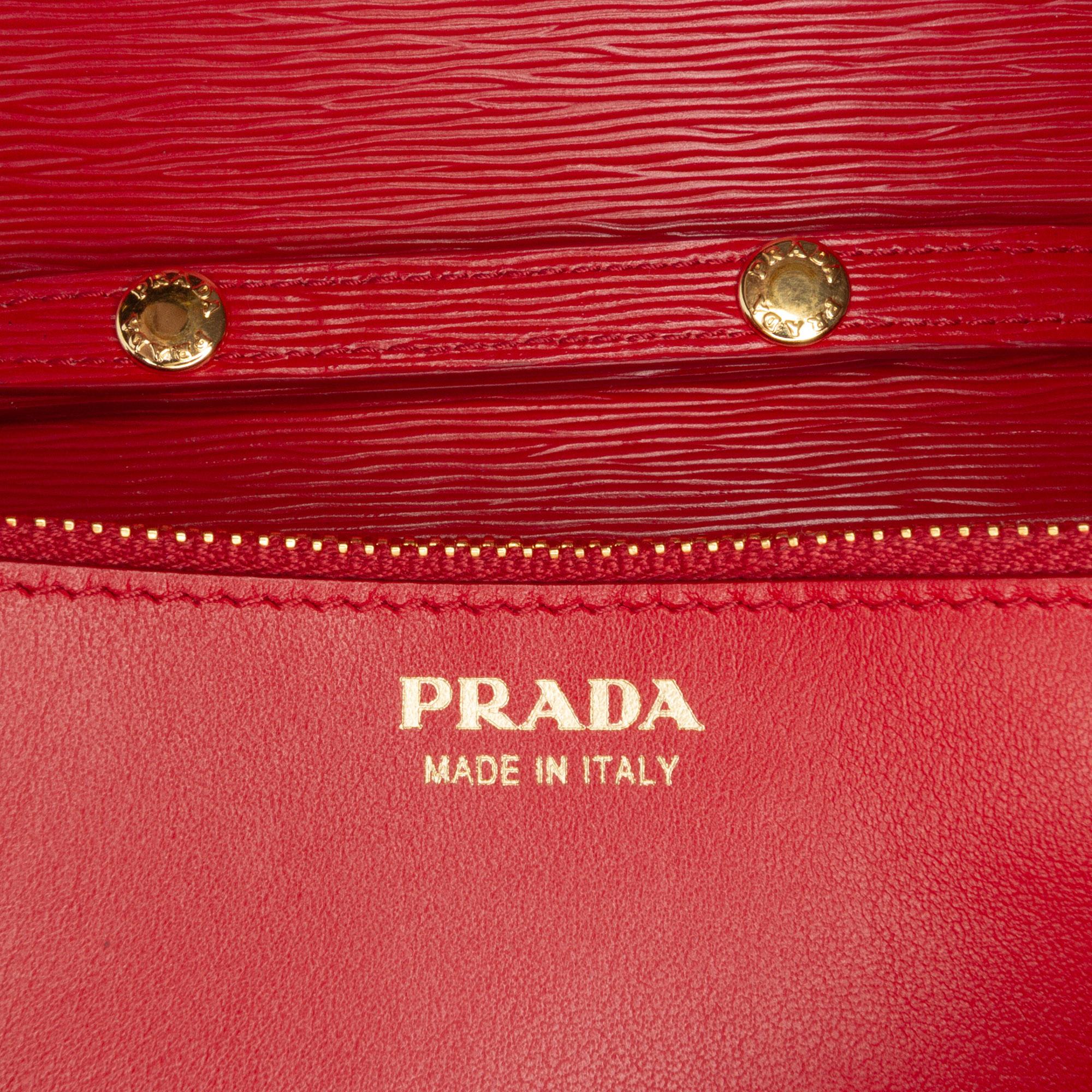 Prada Vitello Move Wallet on Chain