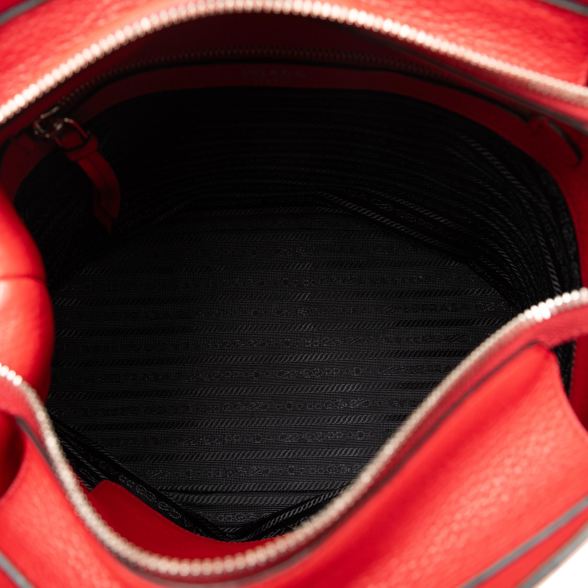 Prada Vitello Phenix Logo Crossbody Bag (SHG-hDrUHO)