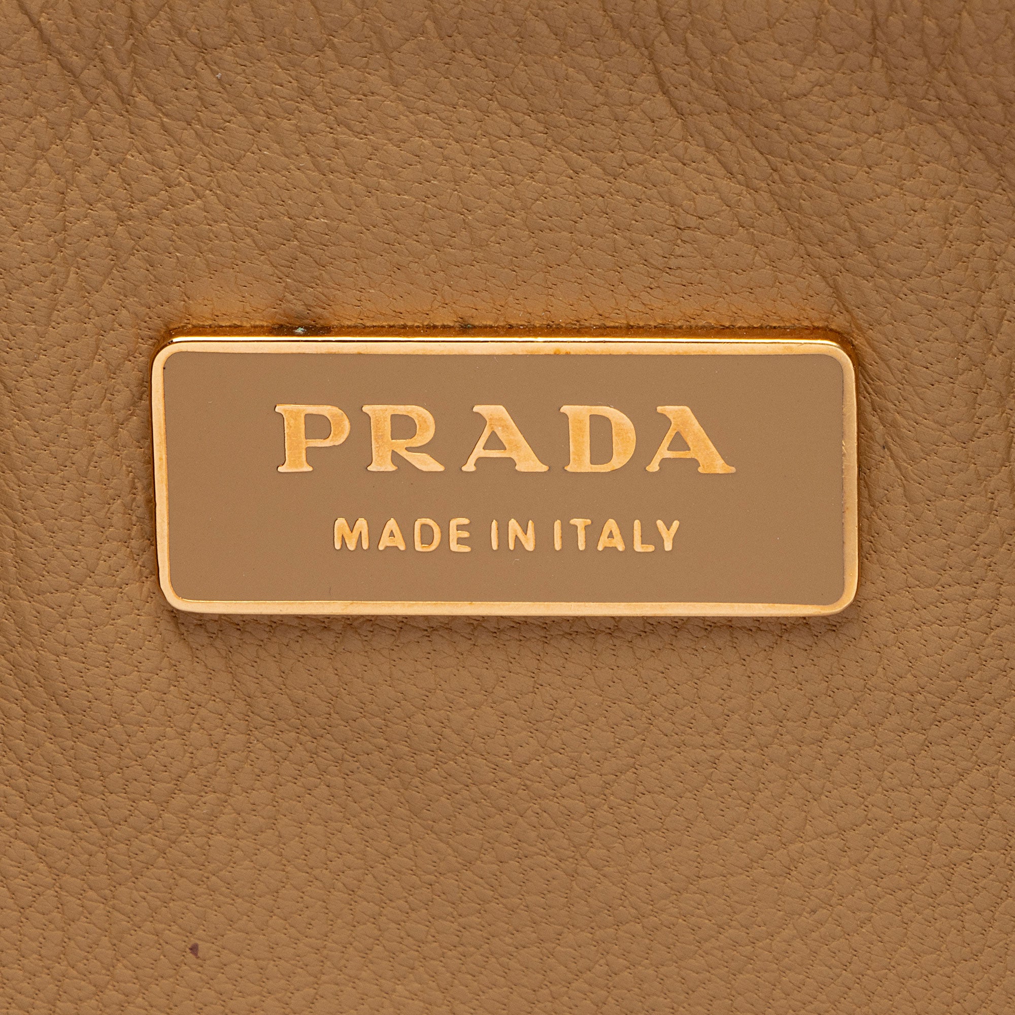 Prada Vitello Pocket Zip Pouch (SHF-roWUm3)