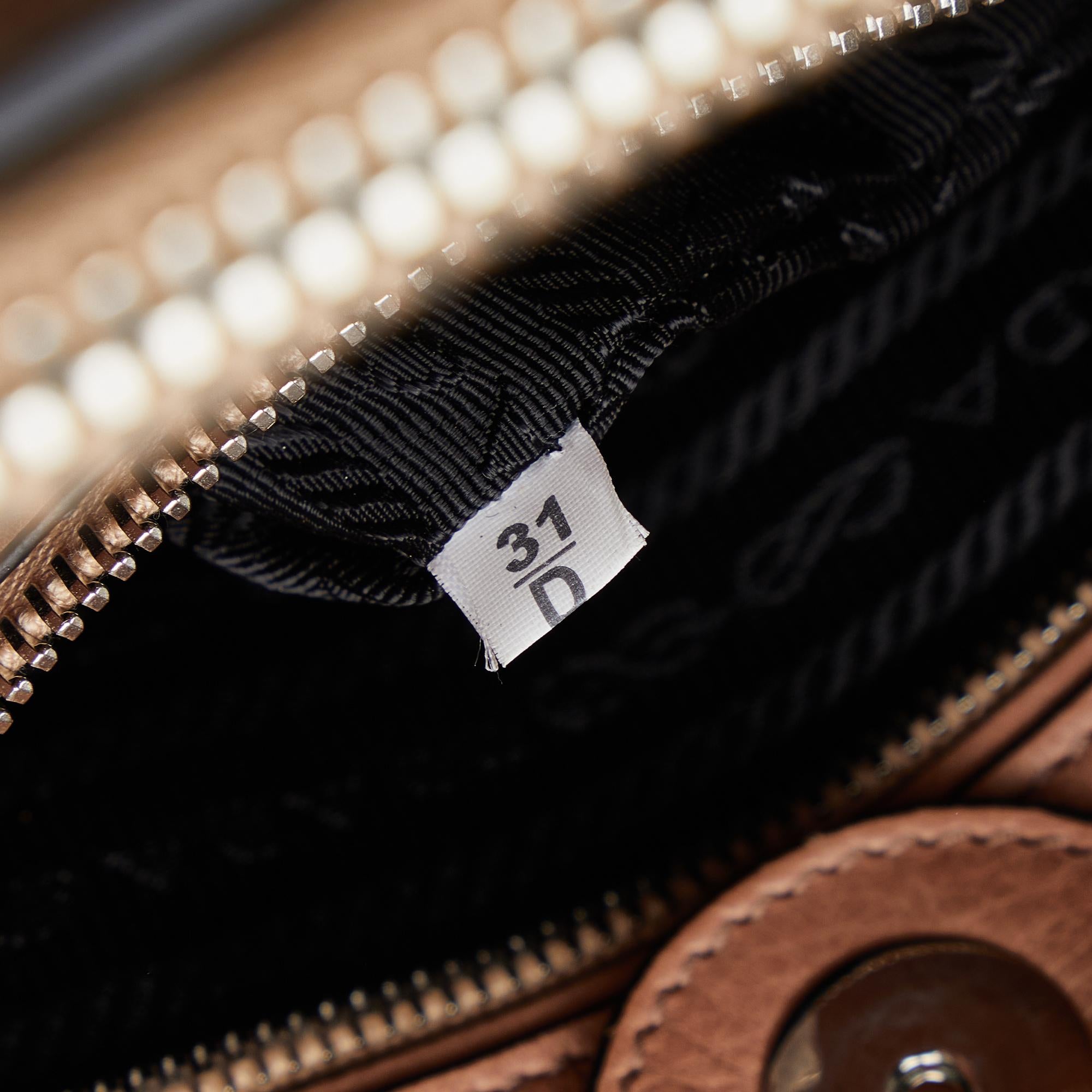 Prada Vitello Twin Pocket (SHG-SQuPRD)