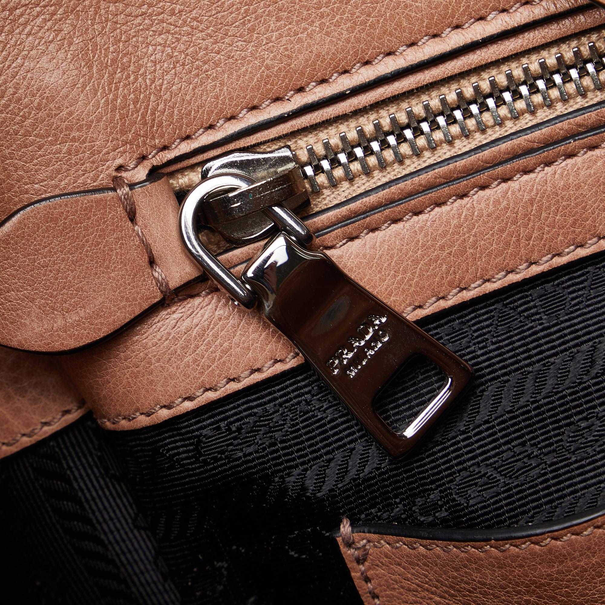Prada Vitello Twin Pocket (SHG-SQuPRD)