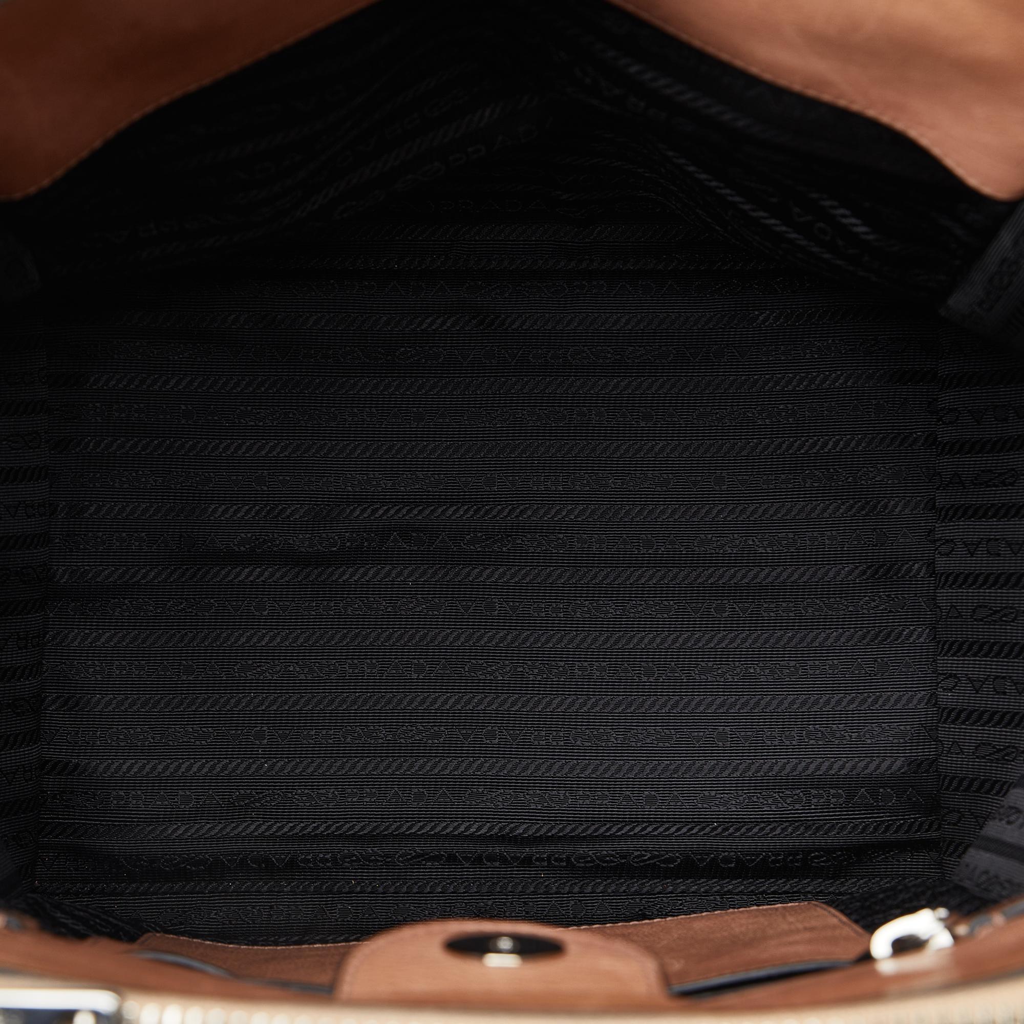 Prada Vitello Twin Pocket (SHG-SQuPRD)