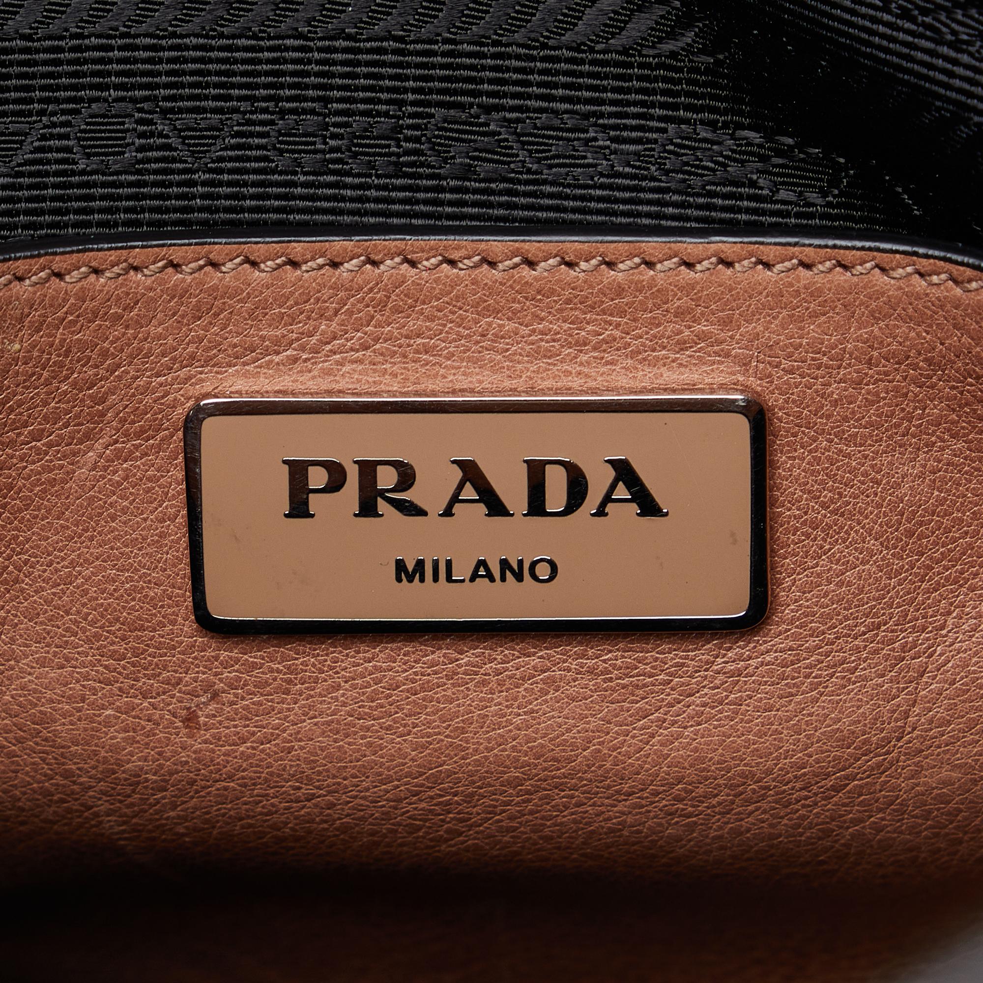 Prada Vitello Twin Pocket (SHG-SQuPRD)