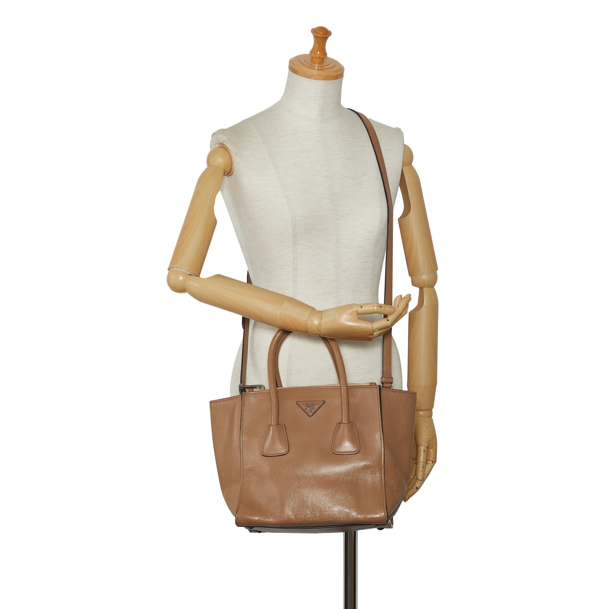 Prada Vitello Twin Pocket (SHG-SQuPRD)
