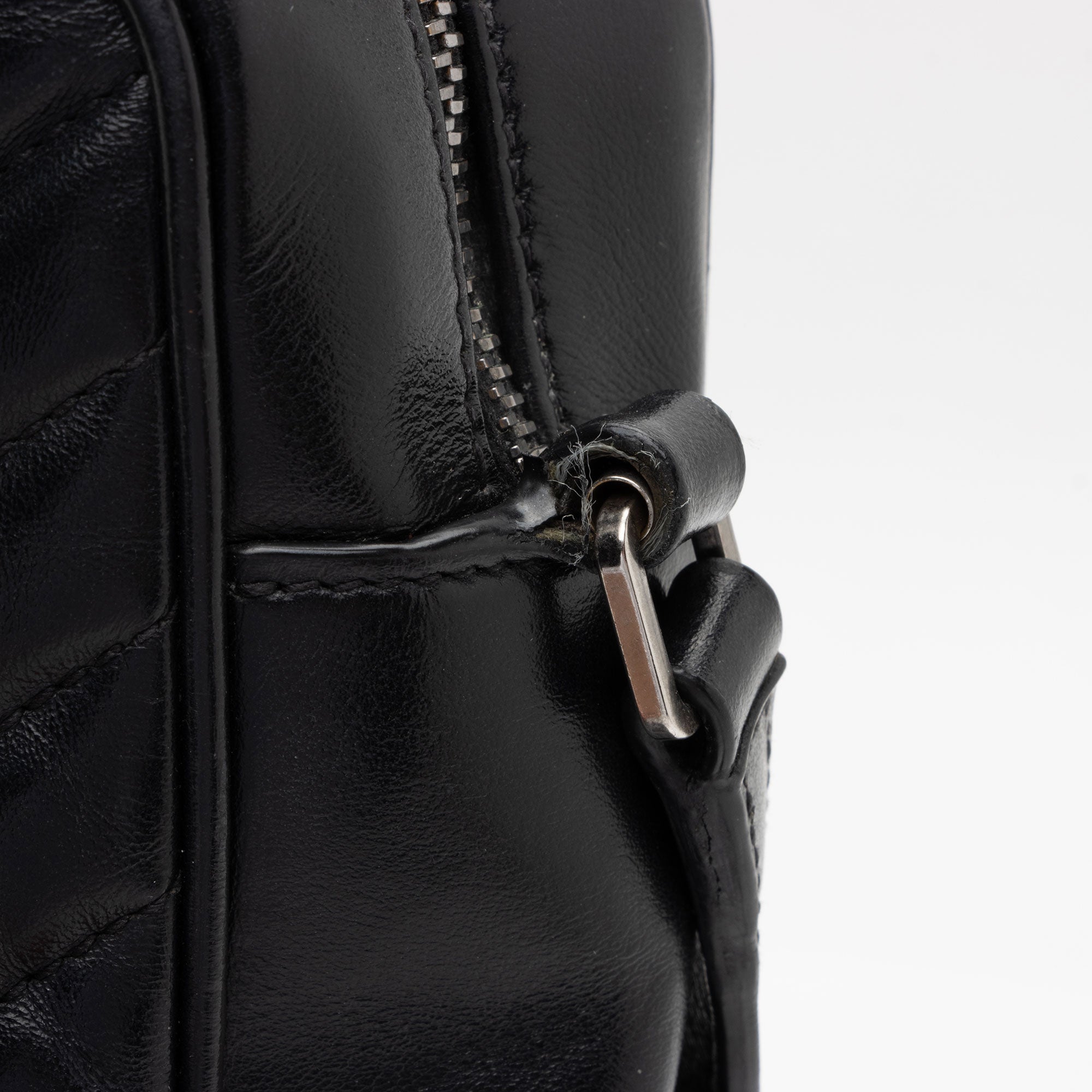 Saint Laurent Matelasse Calfskin Monogram Lou Camera Bag (SHF-017geY)