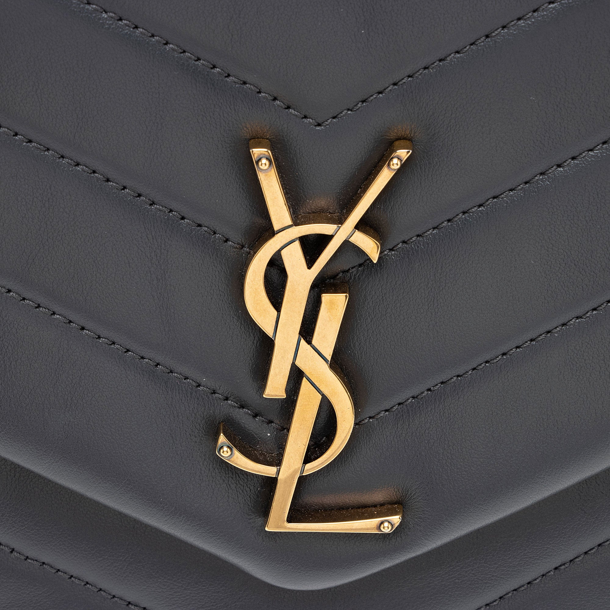 Saint Laurent Matelasse Calfskin Monogram LouLou Chain Medium Shoulder Bag (SHF-Q1vmZO)