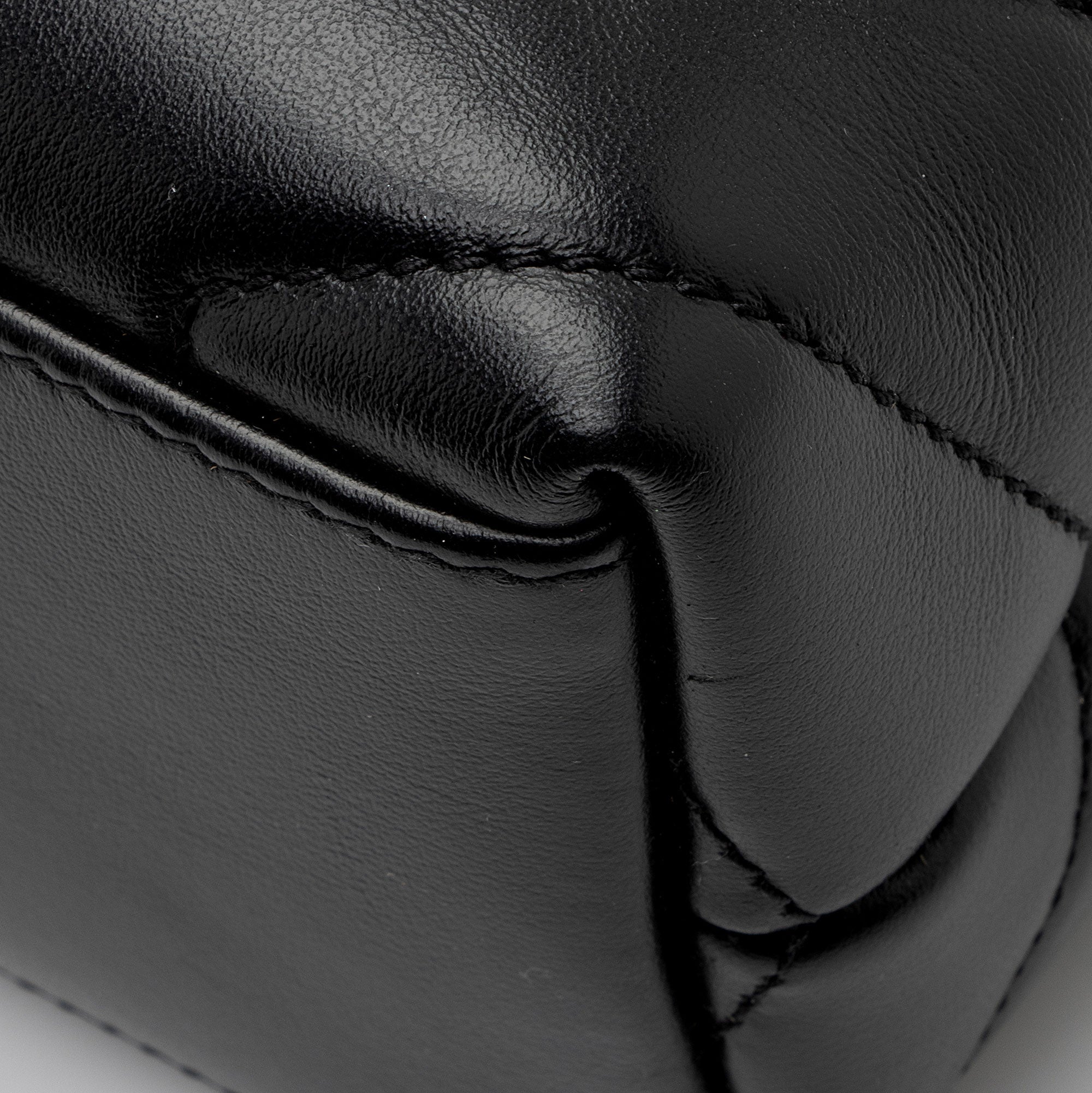 Saint Laurent Matelasse Calfskin Monogram LouLou Chain Small Crossbody (SHF-8o8aXB)