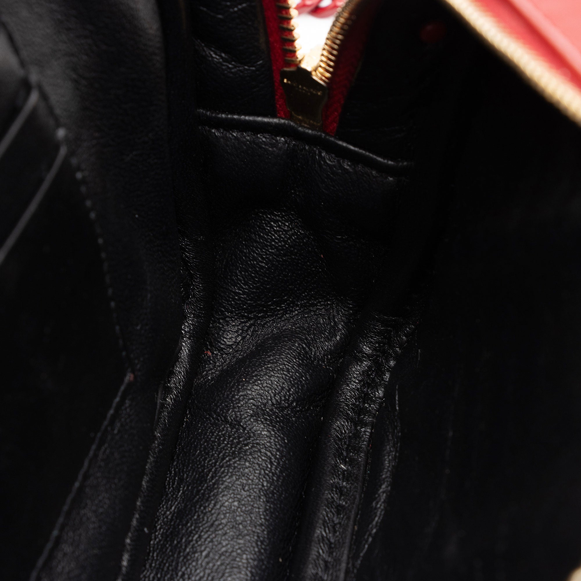 Saint Laurent Matelasse Patent Leather Monogram Lou Mini Camera Bag (SHF-Z68kf0)