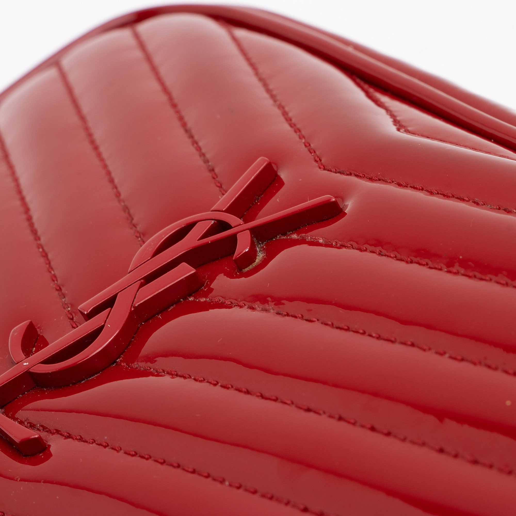 Saint Laurent Matelasse Patent Leather Monogram Lou Mini Camera Bag (SHF-Z68kf0)