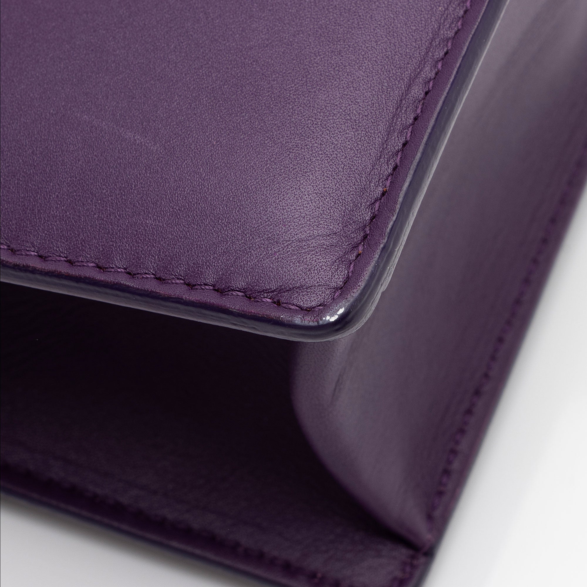 Salvatore Ferragamo Calfskin Aileen Shoulder Bag (SHF-DDDtxg)