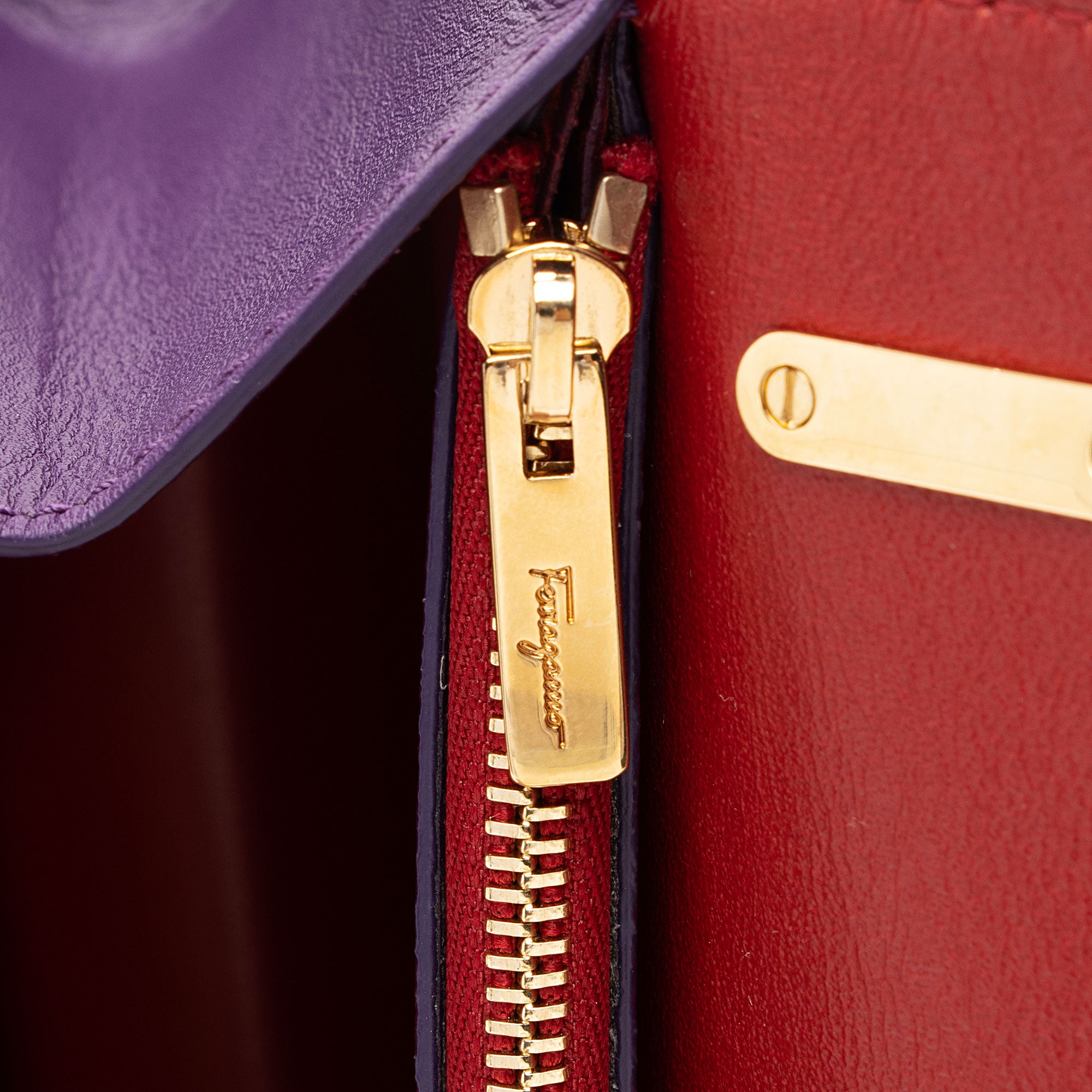 Salvatore Ferragamo Calfskin Aileen Shoulder Bag (SHF-DDDtxg)