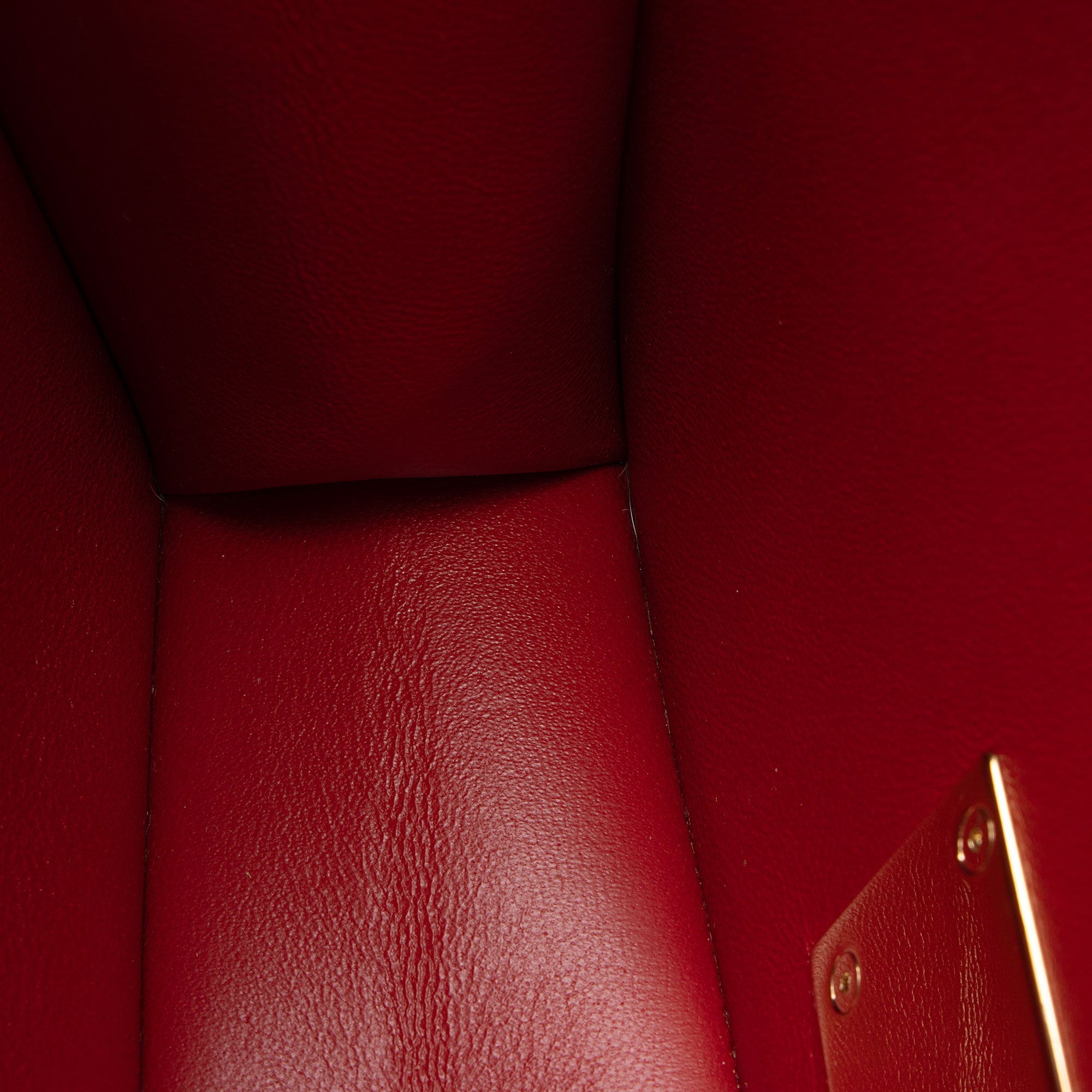 Salvatore Ferragamo Calfskin Aileen Shoulder Bag (SHF-DDDtxg)