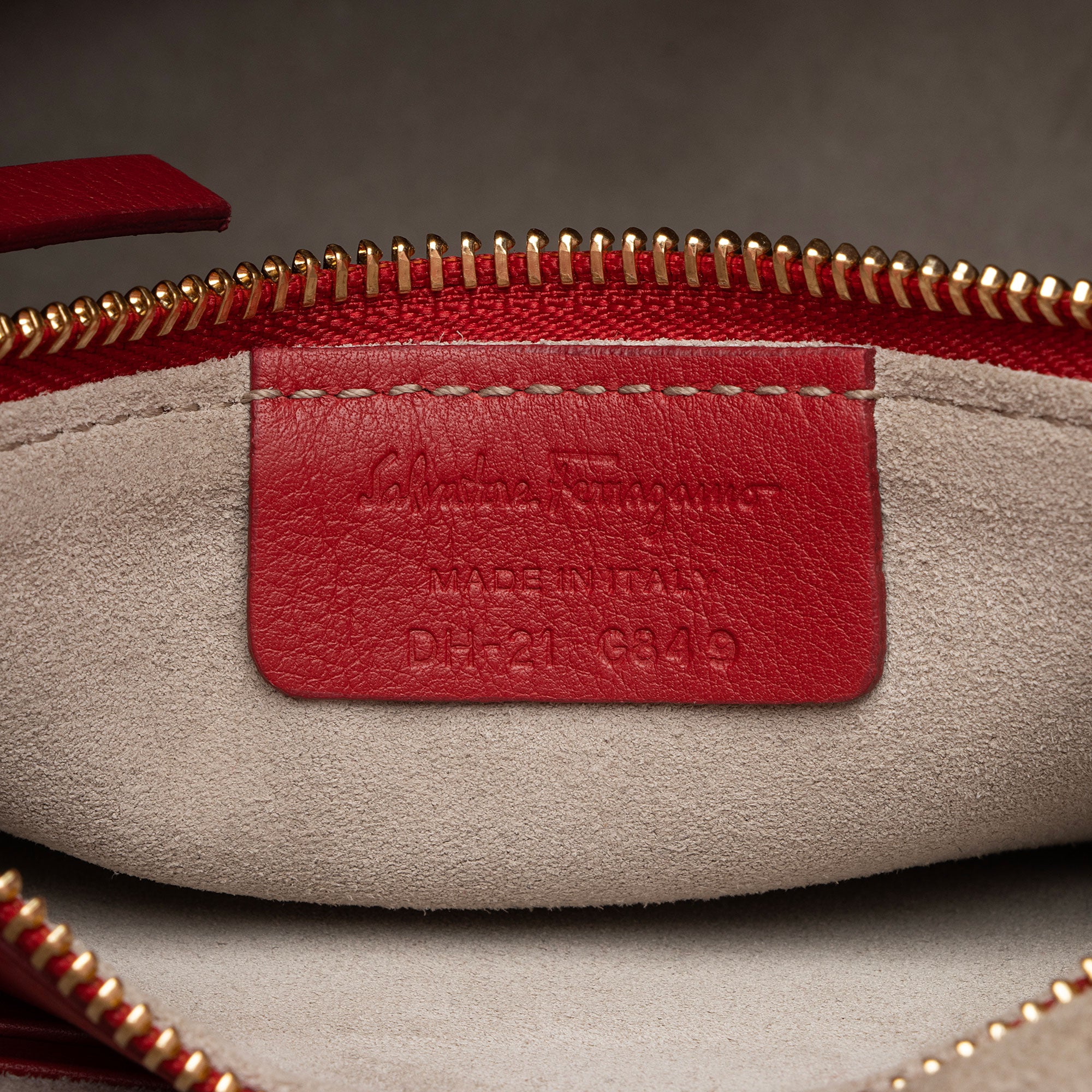 Salvatore Ferragamo Calfskin Jet Set Large Top Handle (SHF-VwIECE)