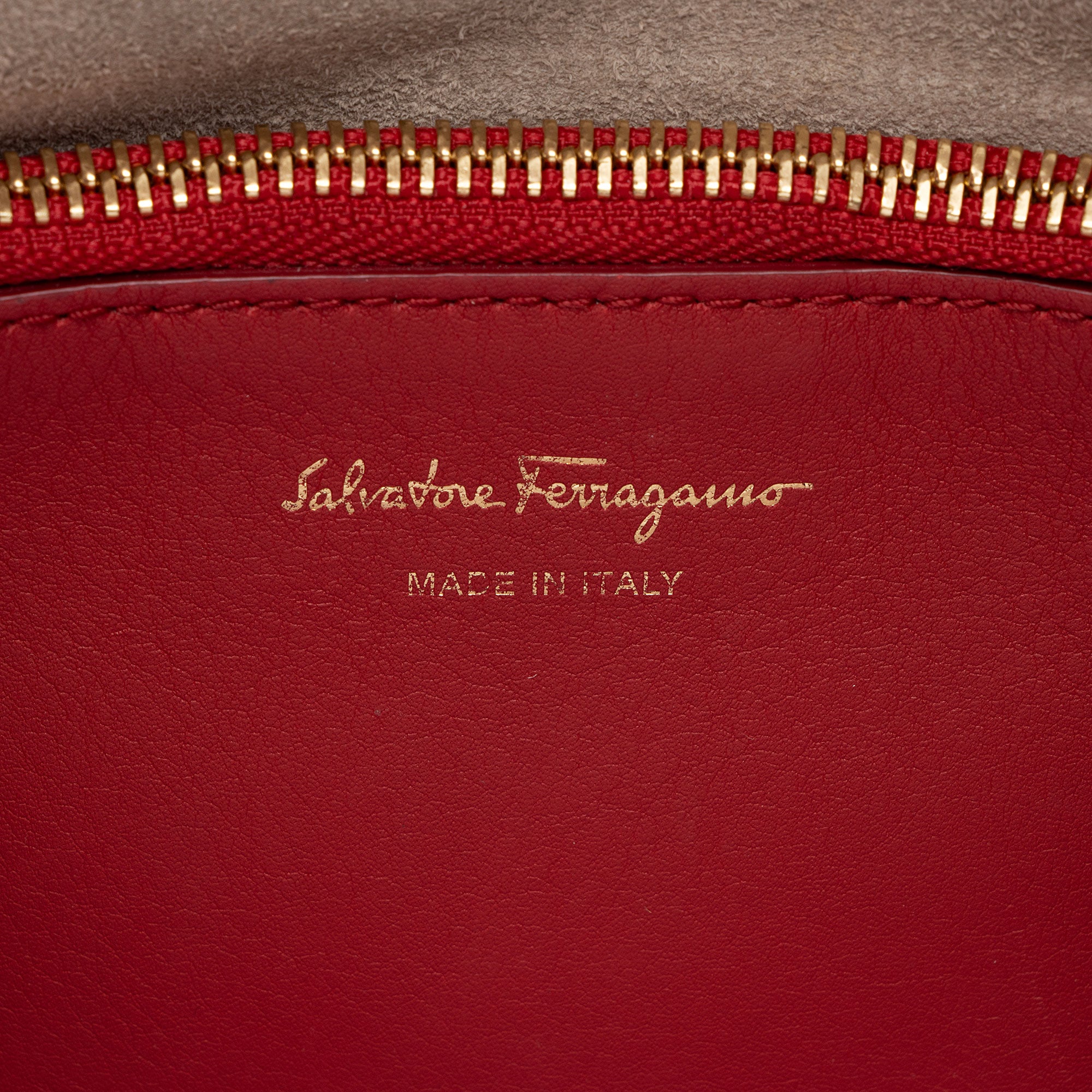 Salvatore Ferragamo Calfskin Jet Set Large Top Handle (SHF-VwIECE)
