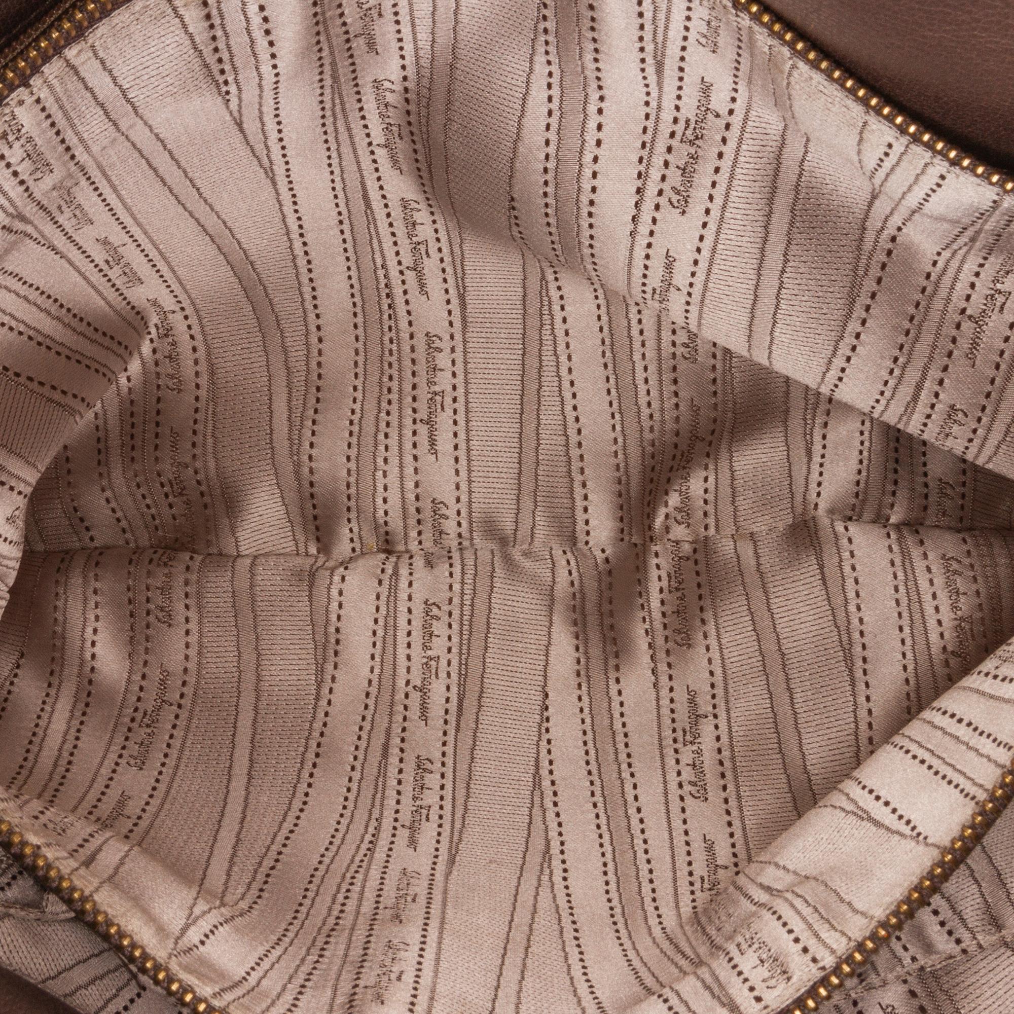 Salvatore Ferragamo Gancini Leather Tote (SHG-PYNwEt)