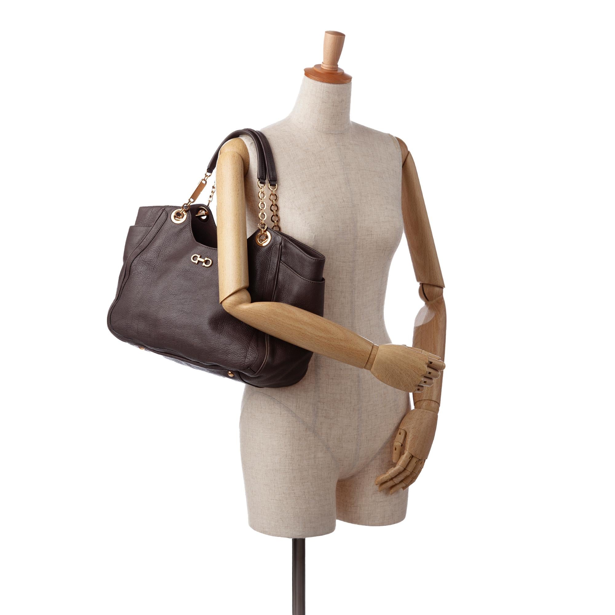 Salvatore Ferragamo Gancini Leather Tote (SHG-PYNwEt)