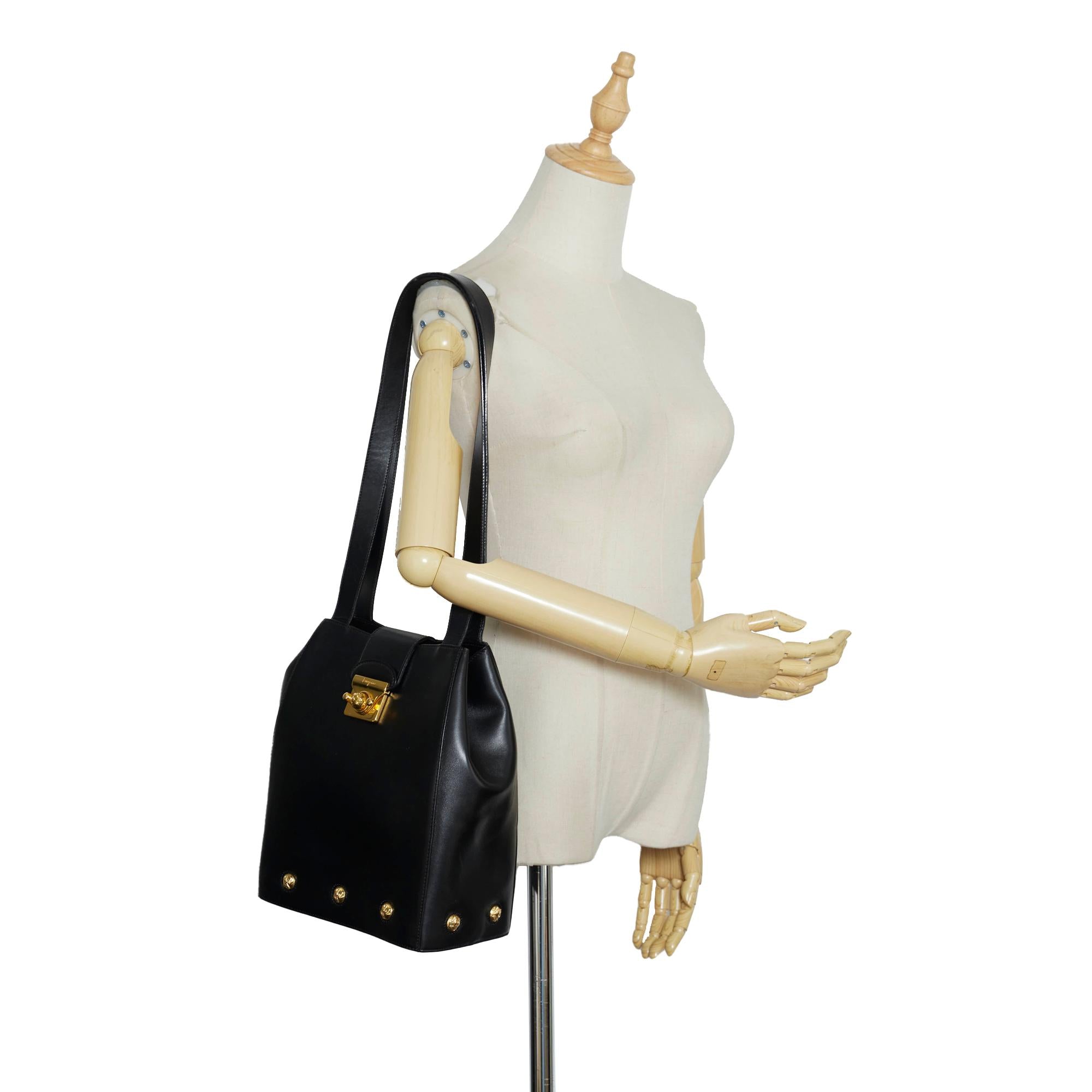 Salvatore Ferragamo Gancini Shoulder Bag (SHG-UAUqik)