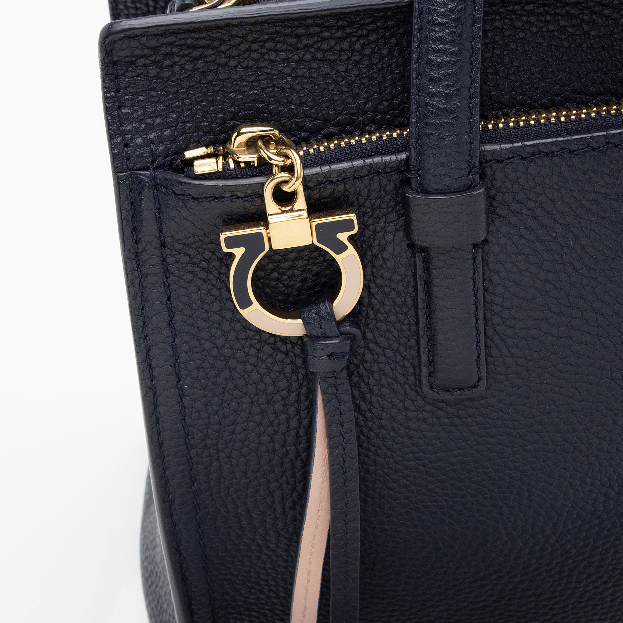 Salvatore Ferragamo Leather Amy Medium Tote (SHF-J5CP1u)