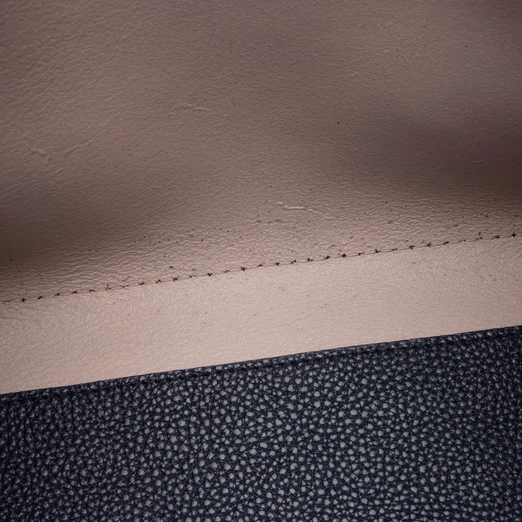 Salvatore Ferragamo Leather Amy Medium Tote (SHF-J5CP1u)