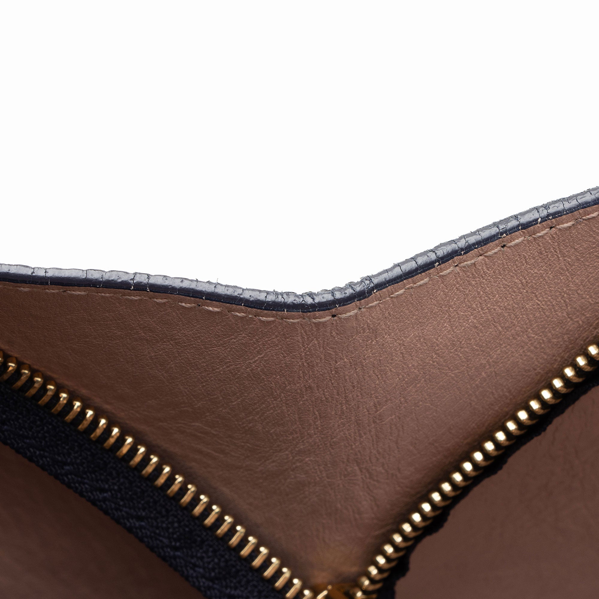 Salvatore Ferragamo Leather Amy Medium Tote (SHF-J5CP1u)