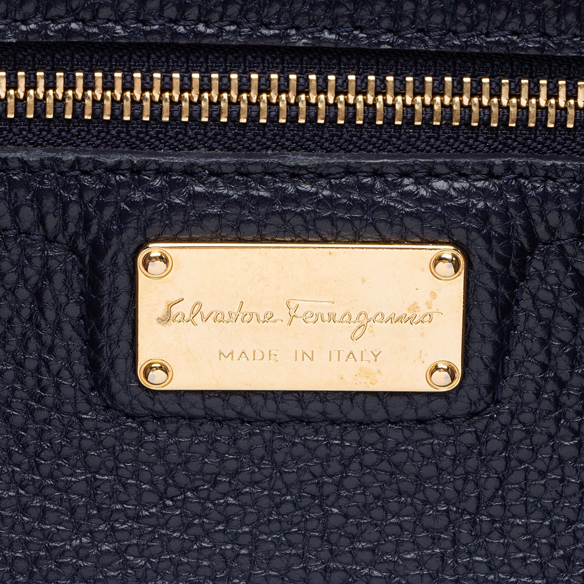 Salvatore Ferragamo Leather Amy Medium Tote (SHF-J5CP1u)