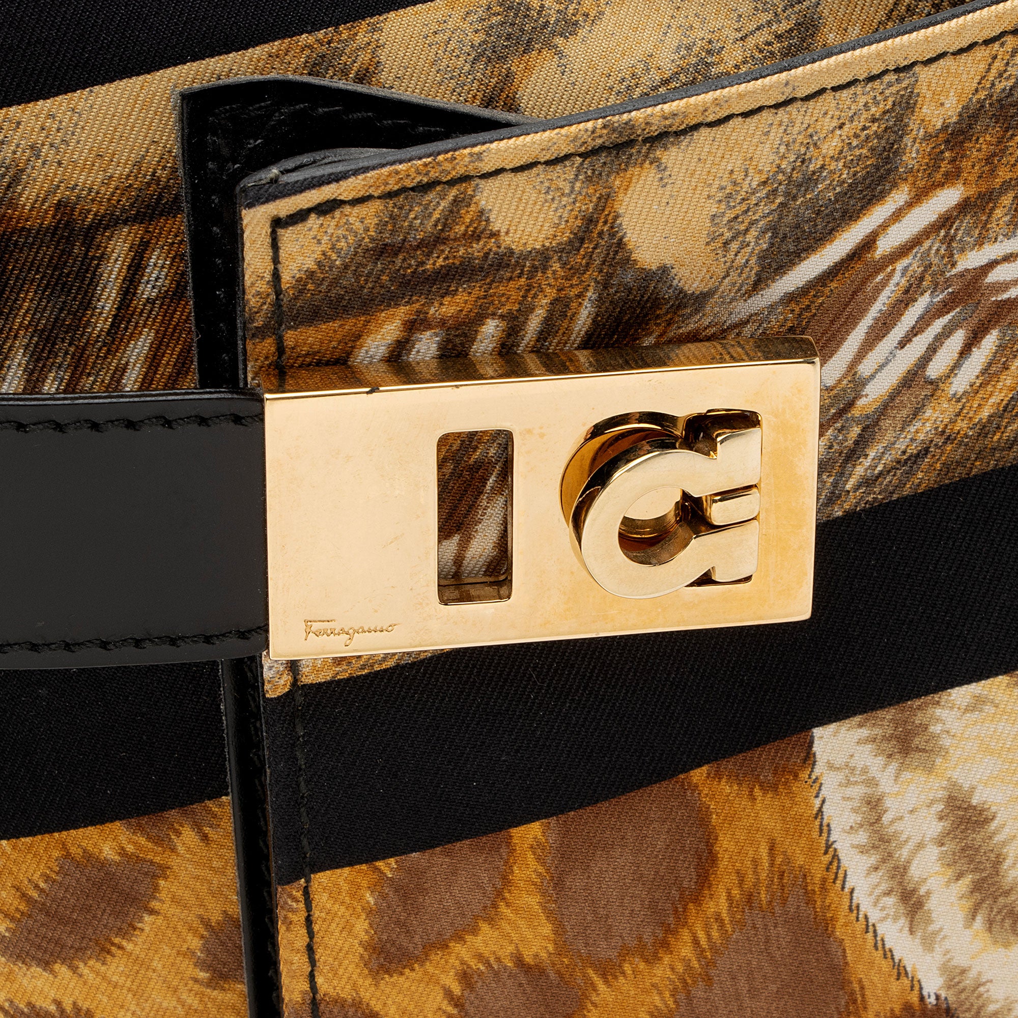 Salvatore Ferragamo Leather Canvas Tiger Print Shoulder Bag (SHF-yutKPg)
