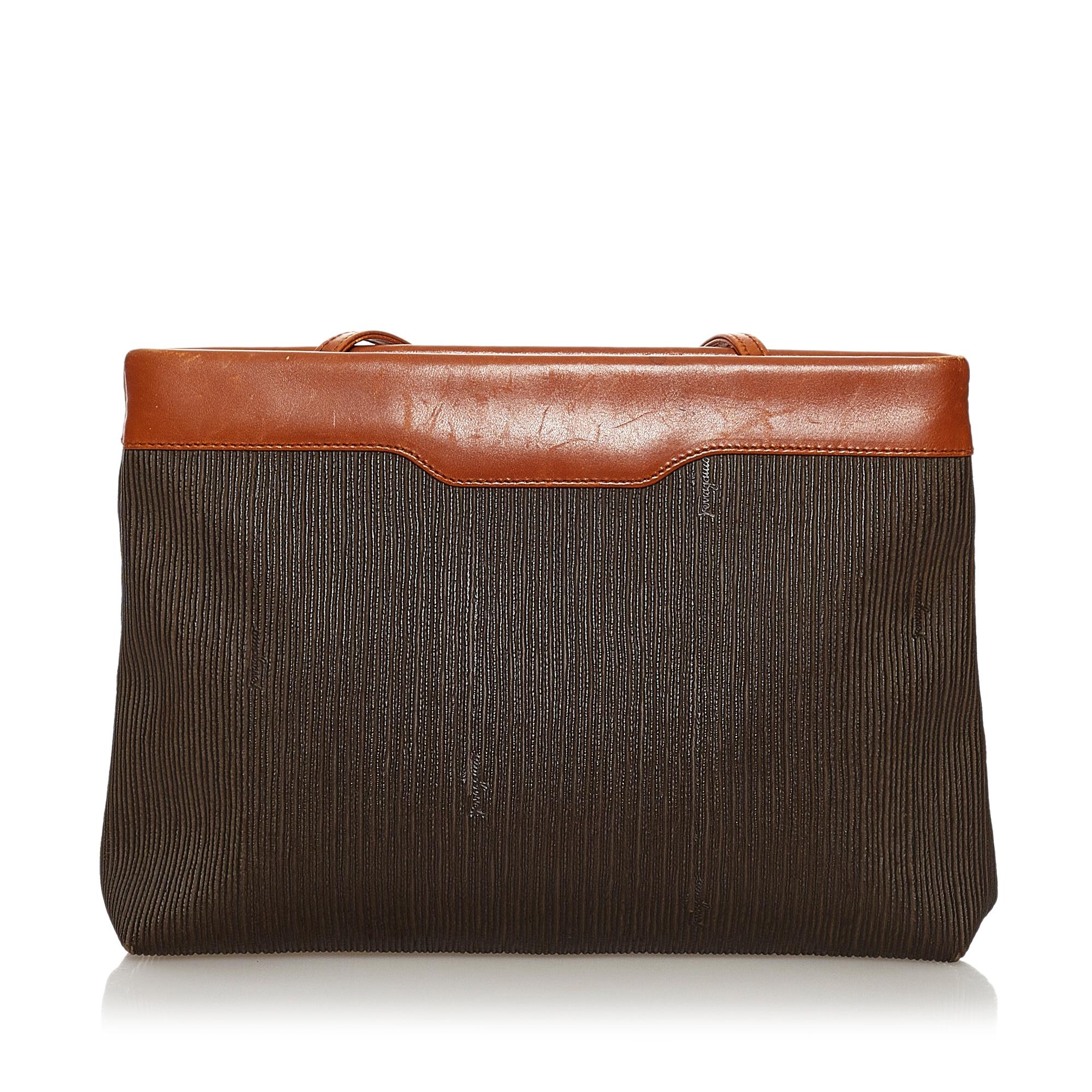 Salvatore Ferragamo Leather Crossbody Bag (SHG-gYko0p)