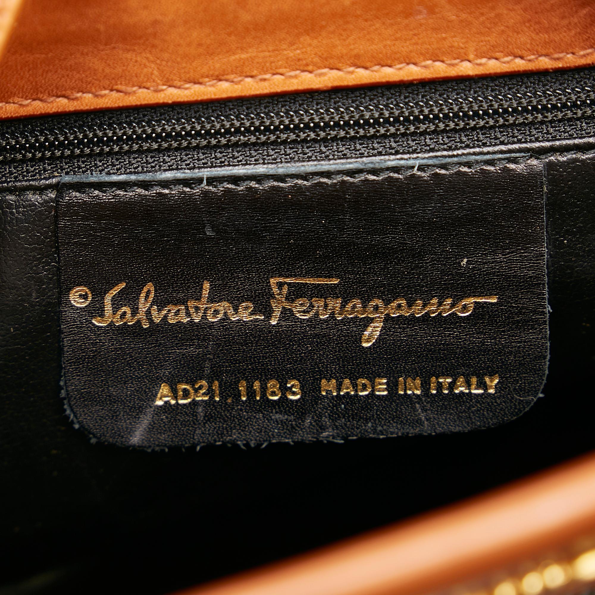 Salvatore Ferragamo Leather Crossbody Bag (SHG-gYko0p)
