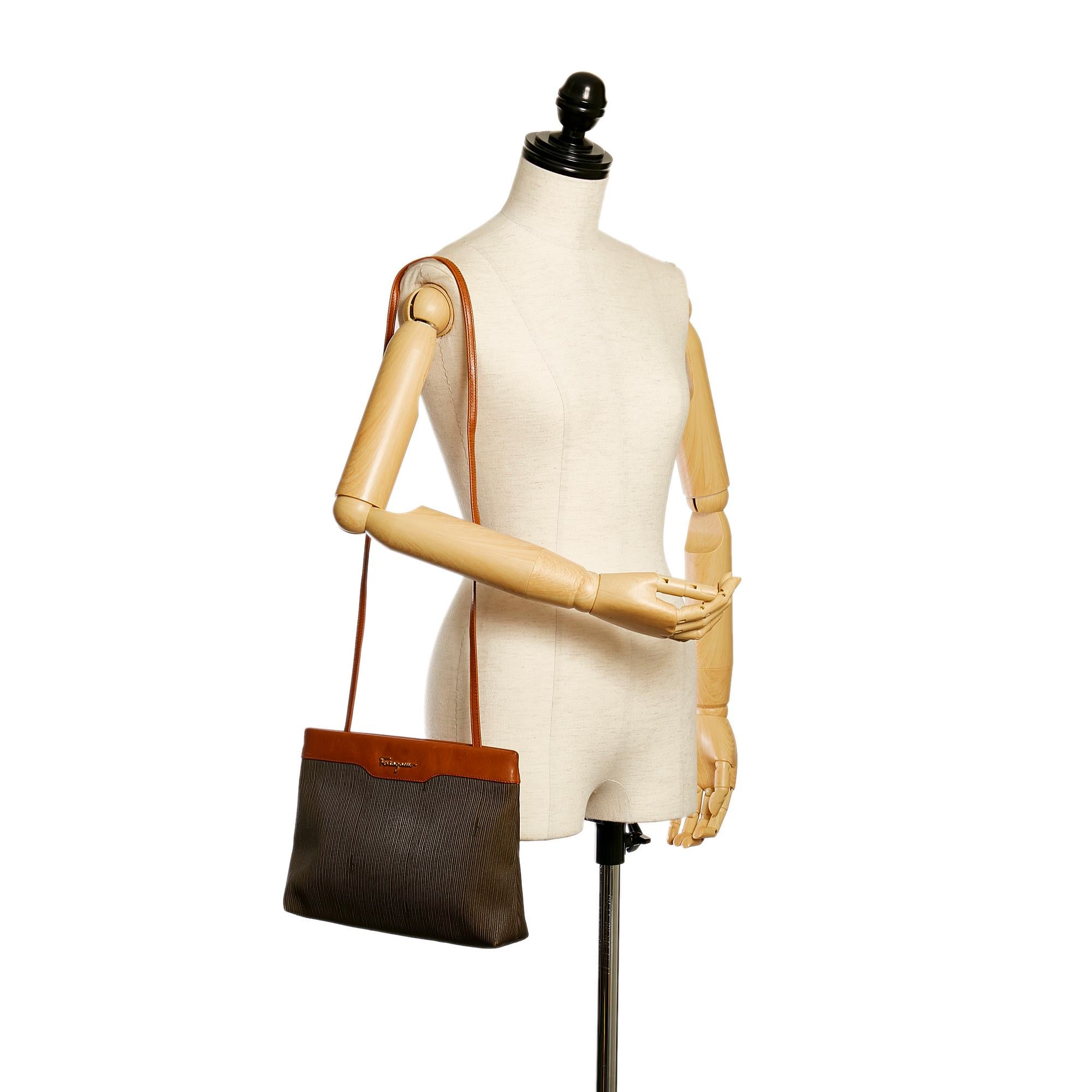 Salvatore Ferragamo Leather Crossbody Bag (SHG-gYko0p)