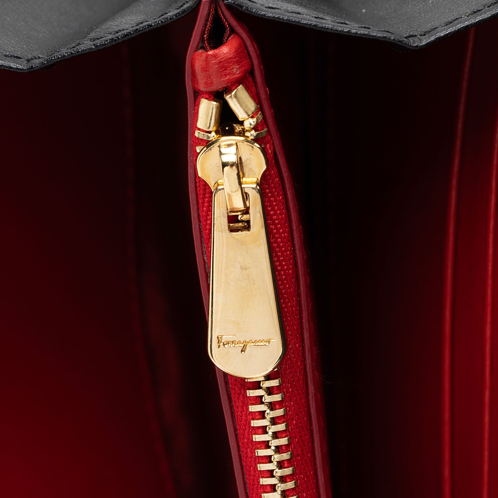 Salvatore Ferragamo Leather Gancini Wallet on Chain Bag (SHF-KGhxzb)